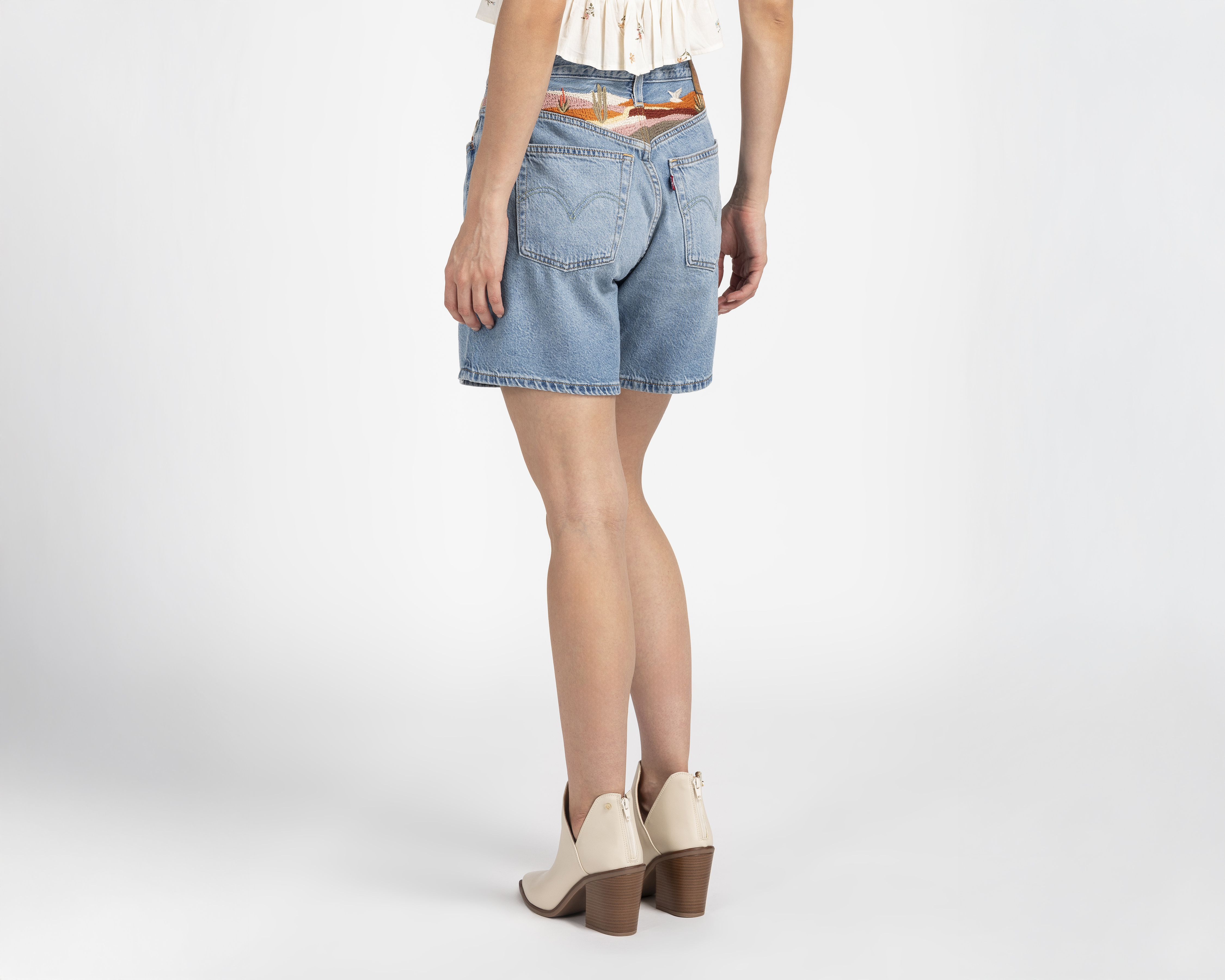 Foto 4 pulgar | Foto 3 | Short Levi's 501 Mid Thigh con Bordados para Mujer