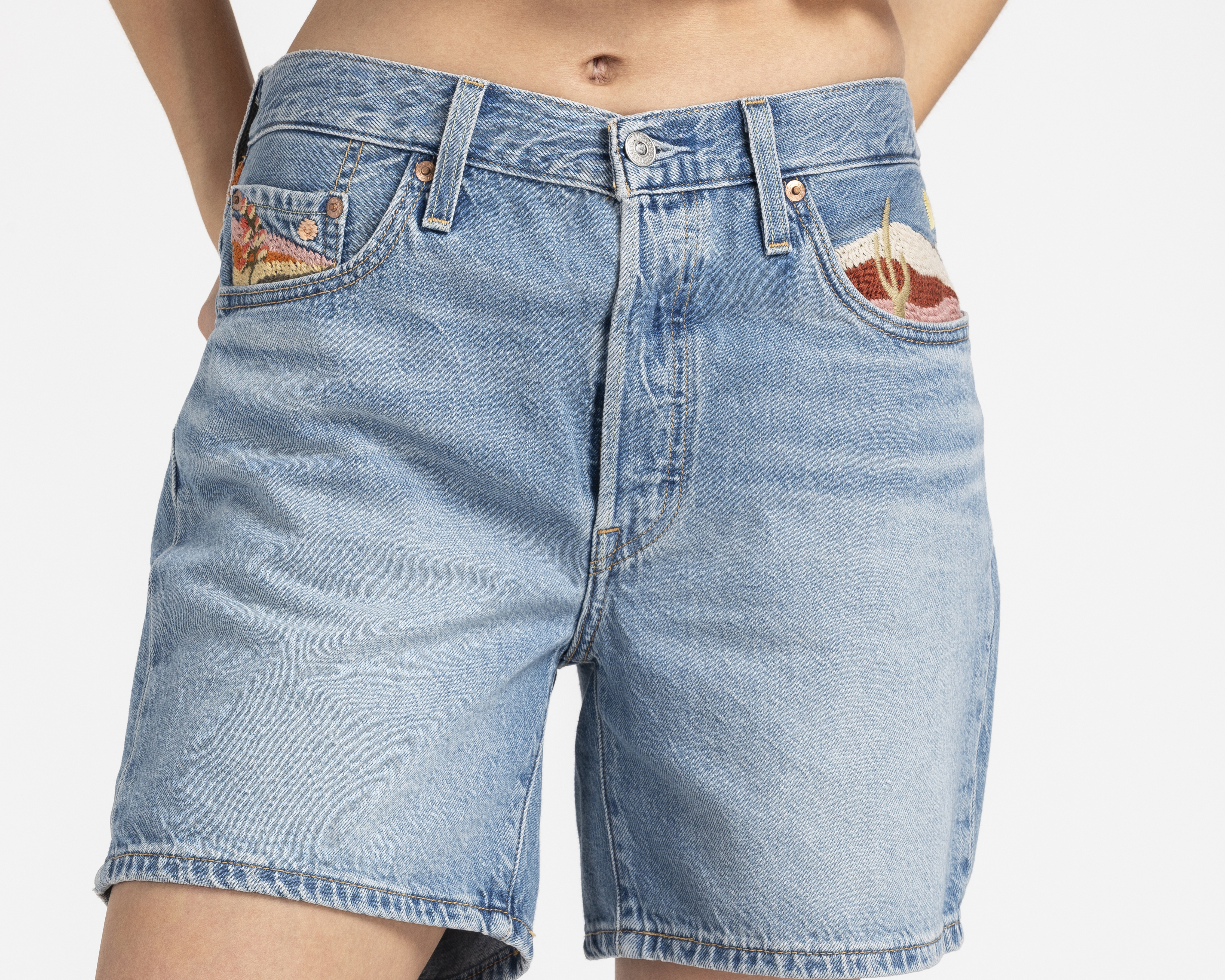 Foto 5 pulgar | Foto 4 | Short Levi's 501 Mid Thigh con Bordados para Mujer
