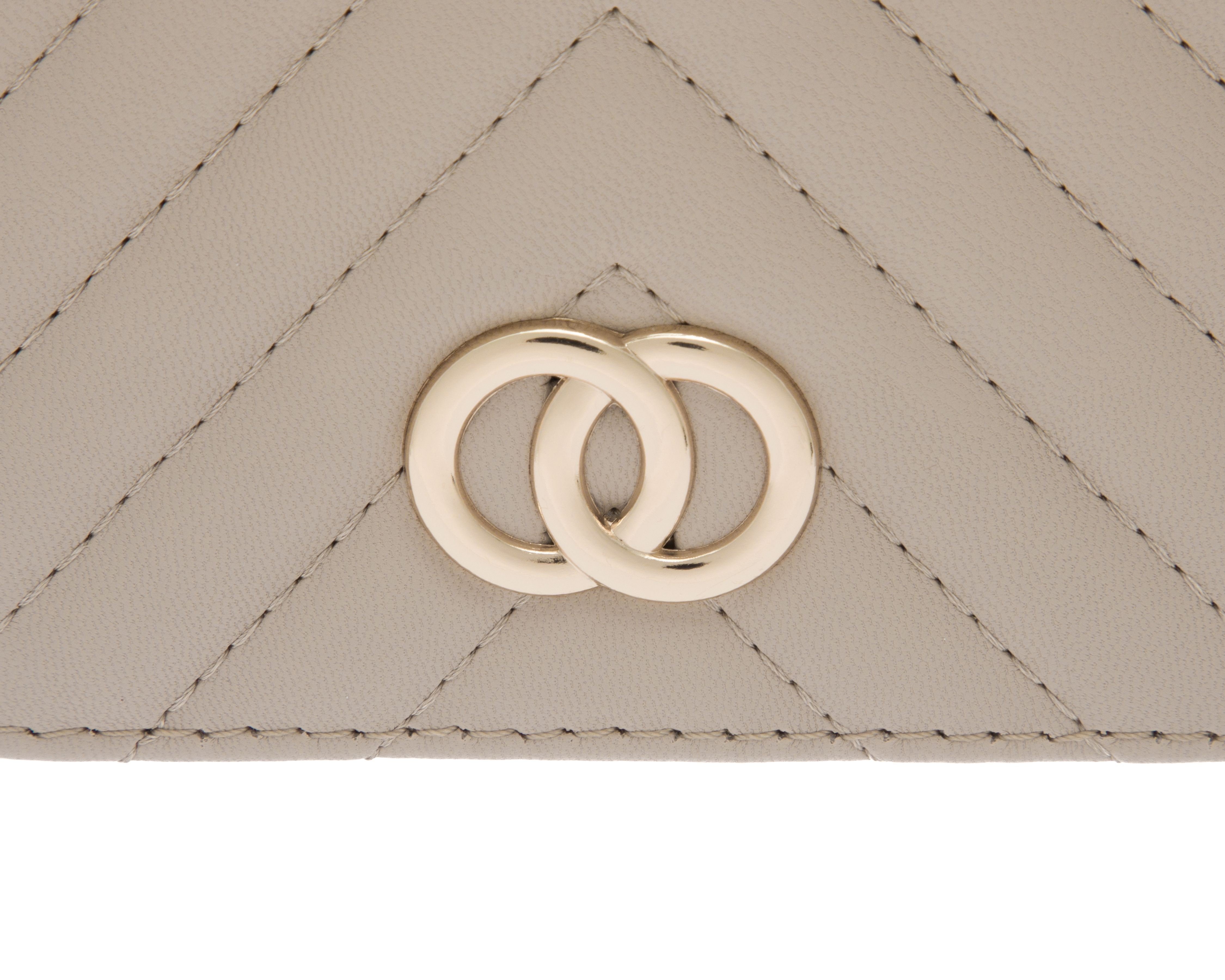 Foto 6 pulgar | Foto 5 | Cartera para Mujer Sahara con Placa Metálica