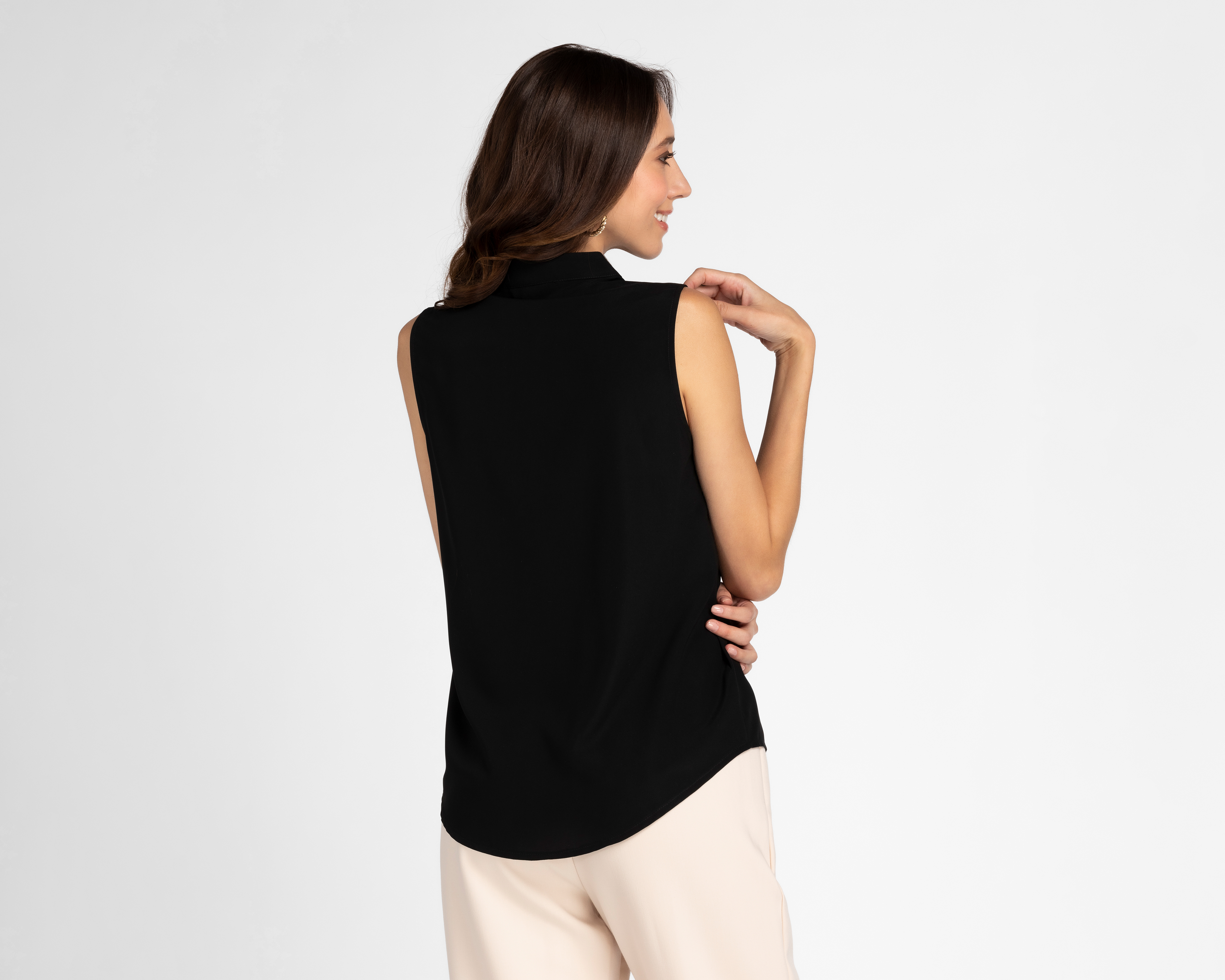 Foto 4 pulgar | Foto 3 | Blusa Sahara sin Mangas con Cuello V