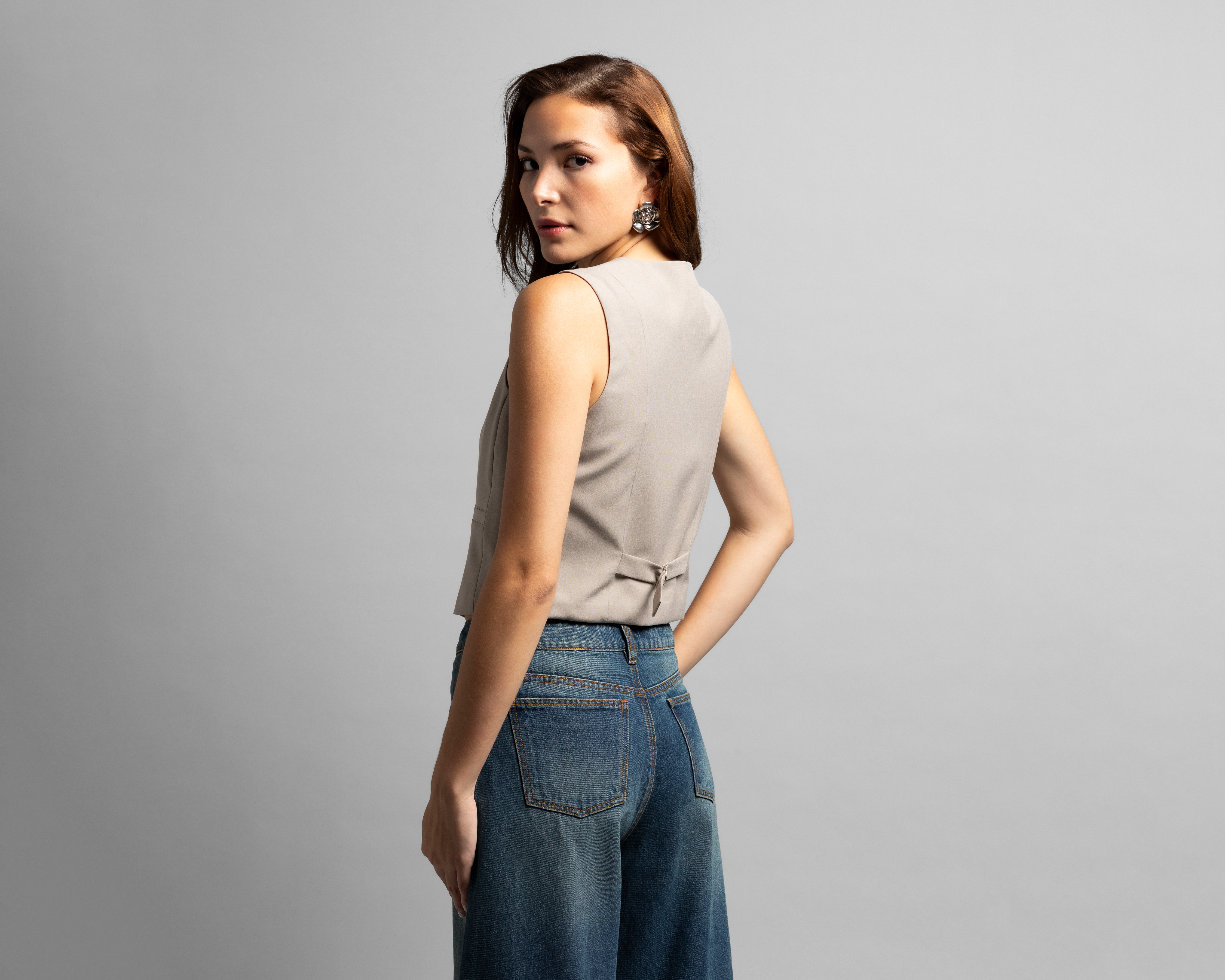 Foto 4 pulgar | Foto 3 | Chaleco Café Strona para Mujer