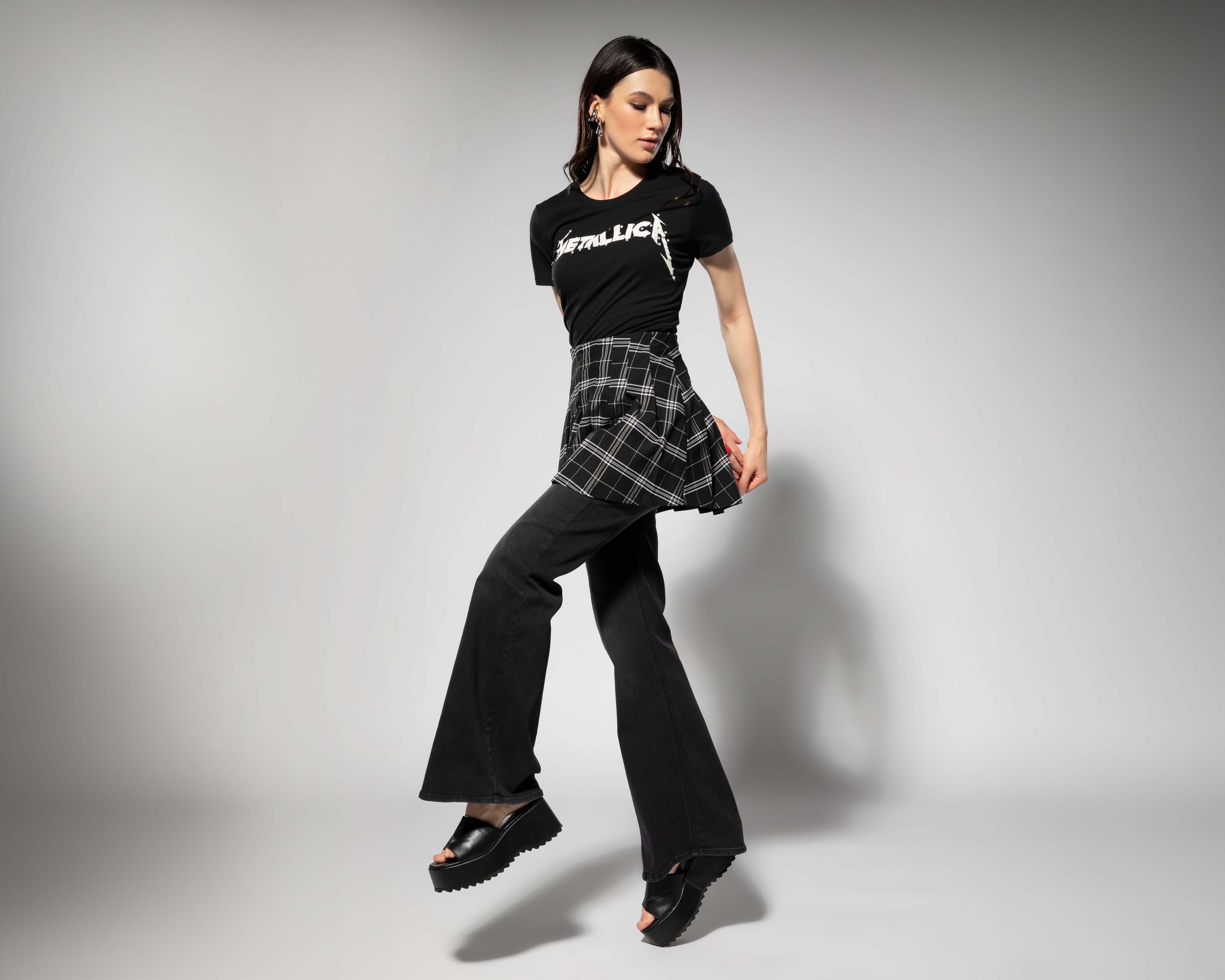 Foto 2 pulgar | Foto 1 | Playera Metallica Negra con Aplicaciones