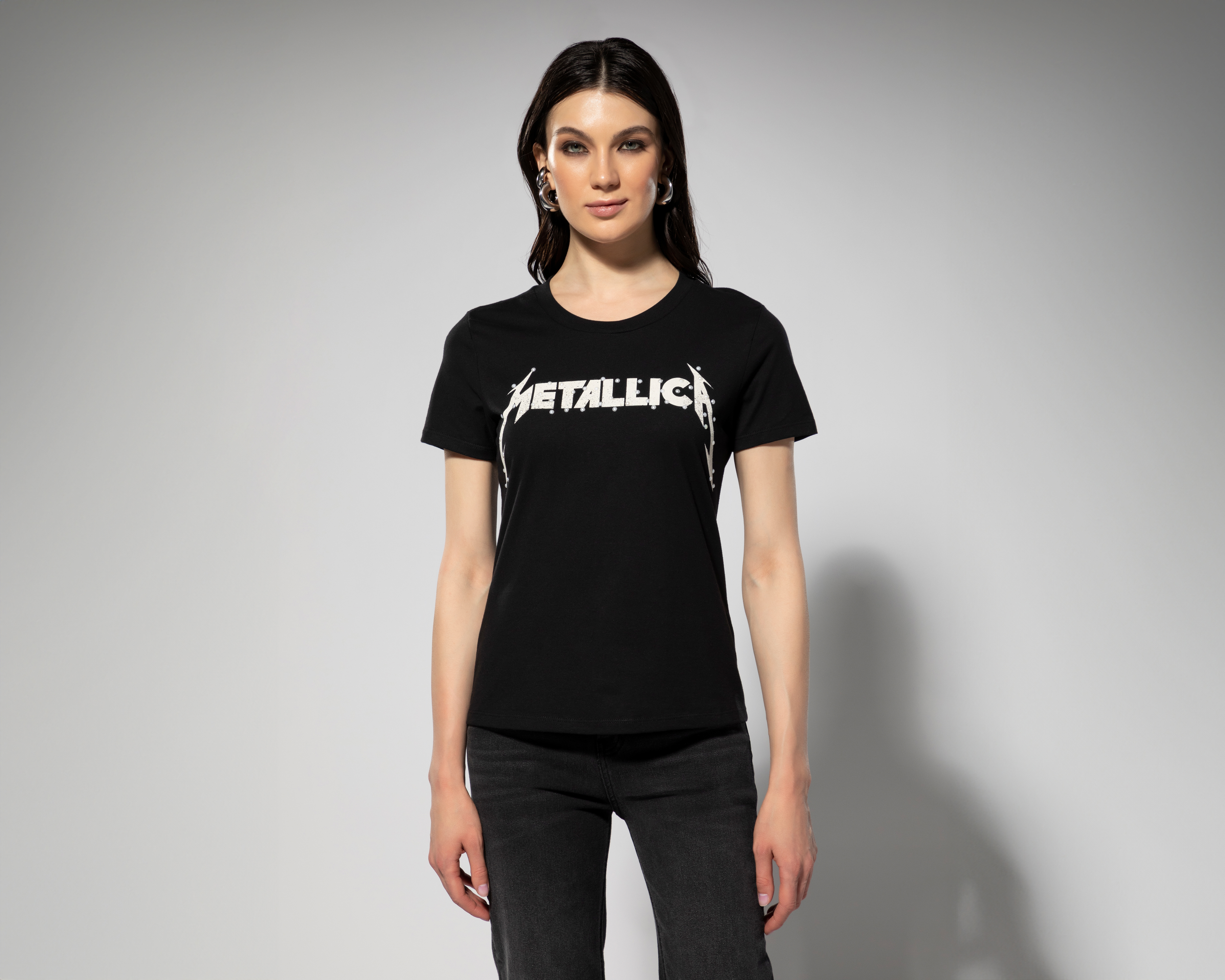 Foto 3 pulgar | Foto 2 | Playera Metallica Negra con Aplicaciones