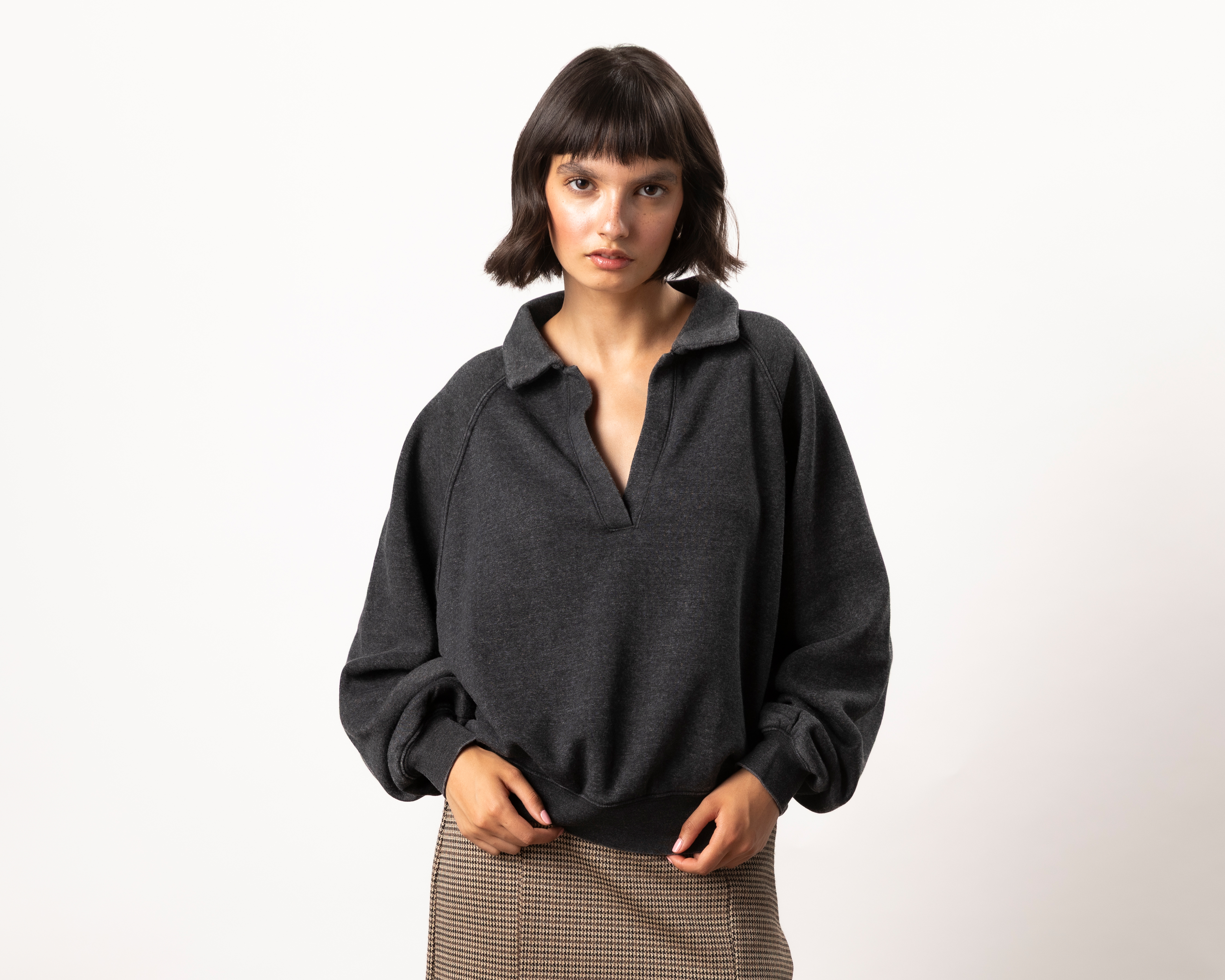 Foto 3 pulgar | Foto 2 | Sudadera Negra Strona para Mujer