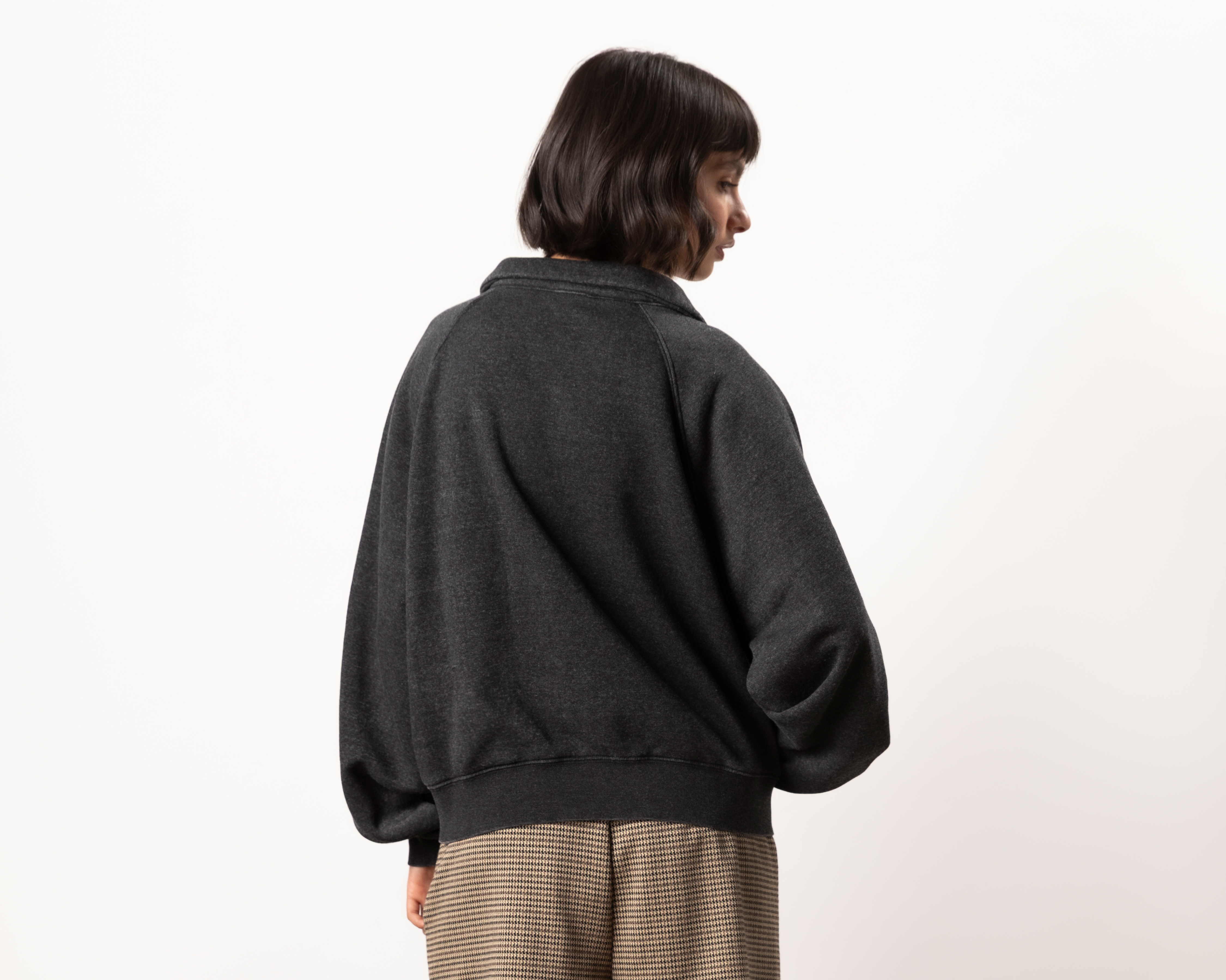 Foto 4 pulgar | Foto 3 | Sudadera Negra Strona para Mujer