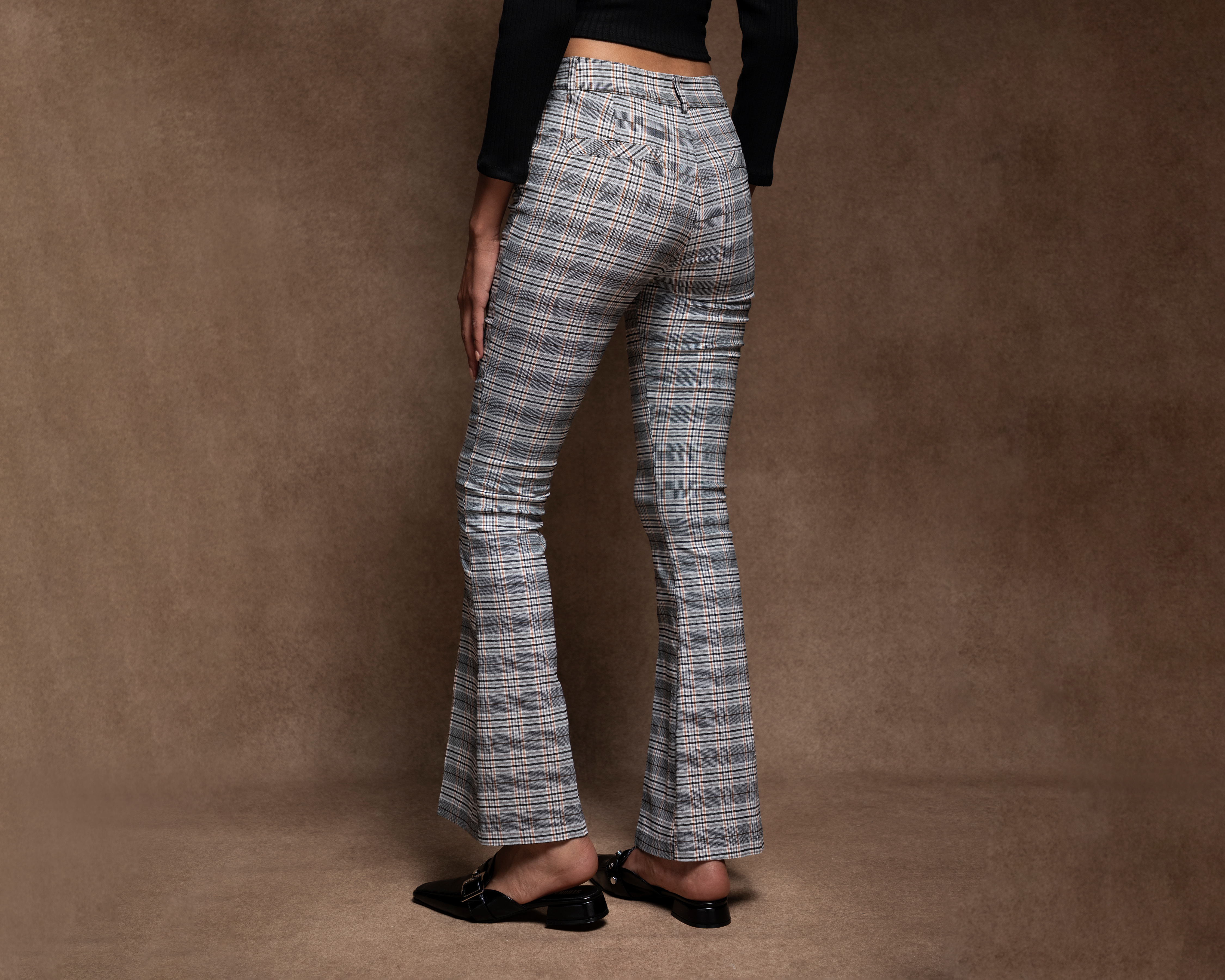 Foto 4 pulgar | Foto 3 | Pantalón Acampanado Strona a Cuadros para Mujer