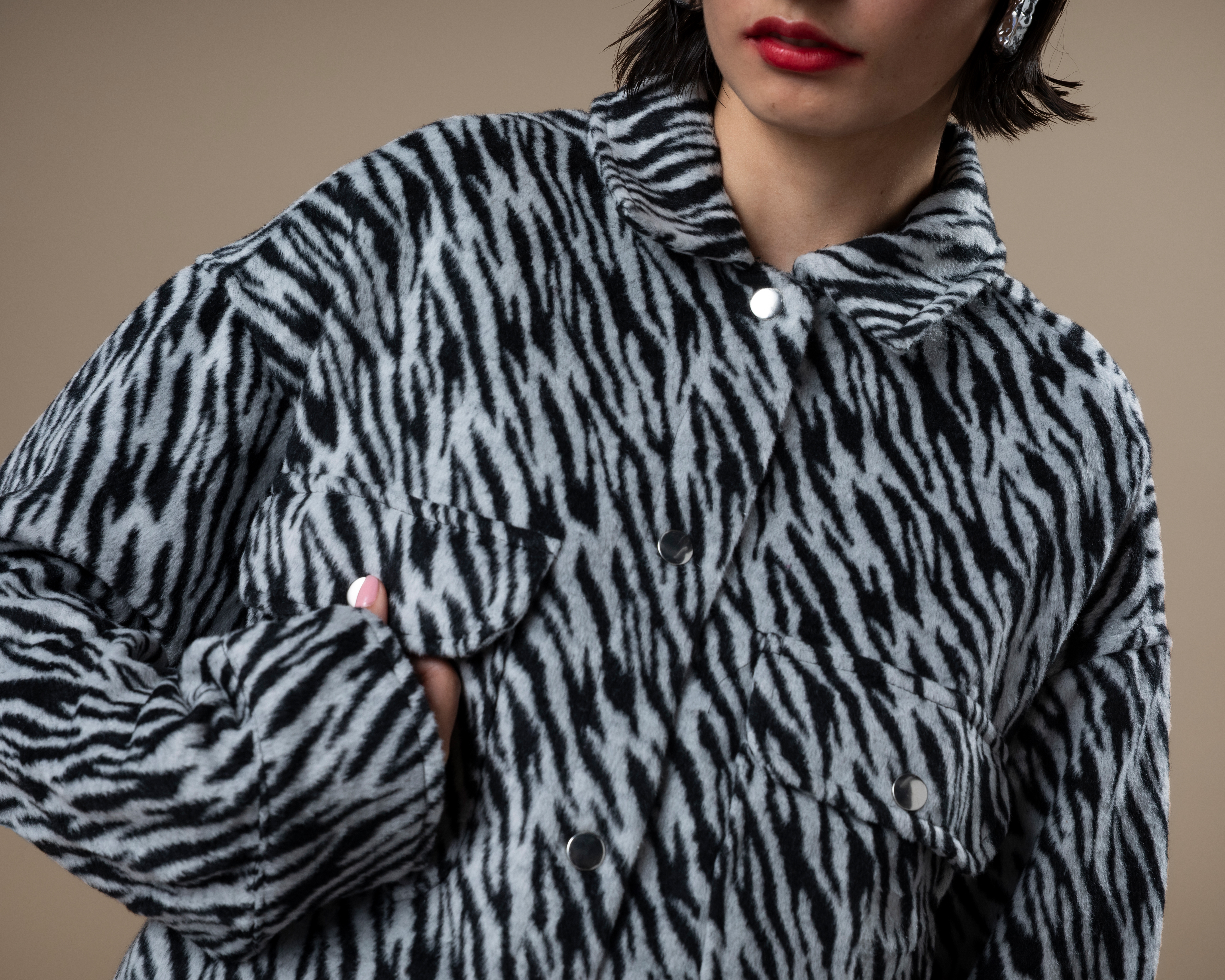 Foto 5 pulgar | Foto 4 | Abrigo Animal Print Strona para Mujer