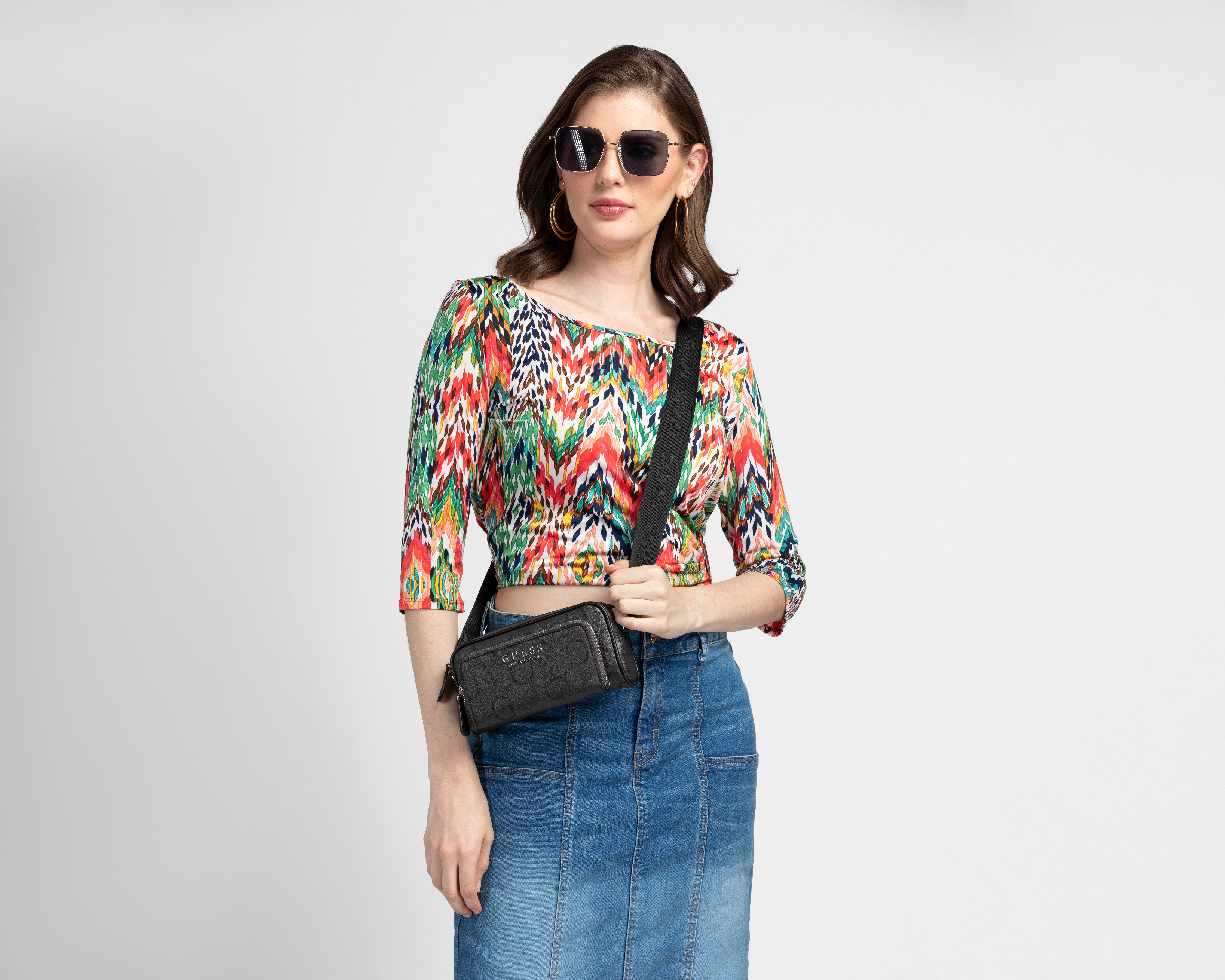 Foto 7 pulgar | Foto 6 | Bolsa Cruzada Guess Saffron