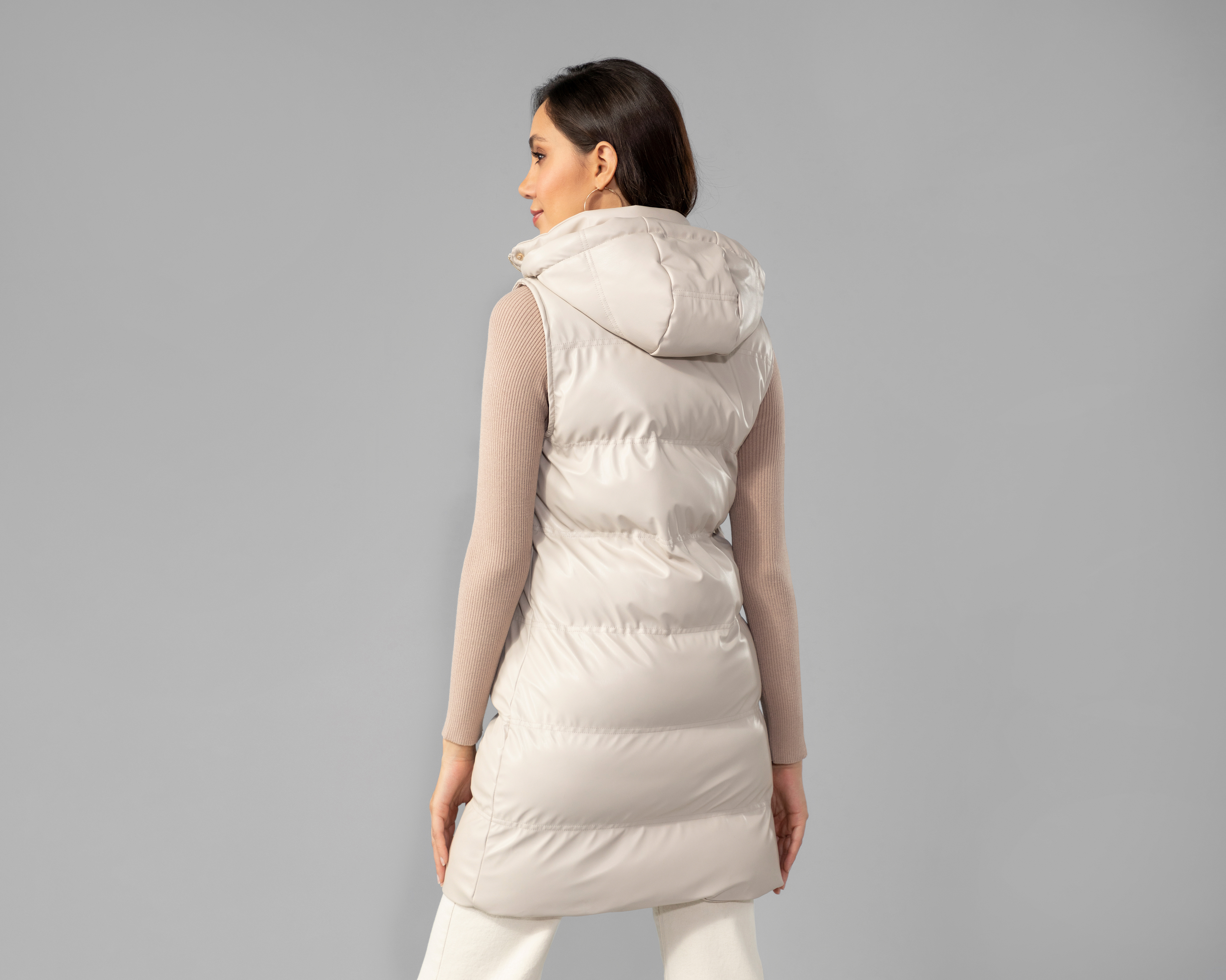 Foto 4 pulgar | Foto 3 | Chaleco Jennifer Lopez Capitonado con Capucha