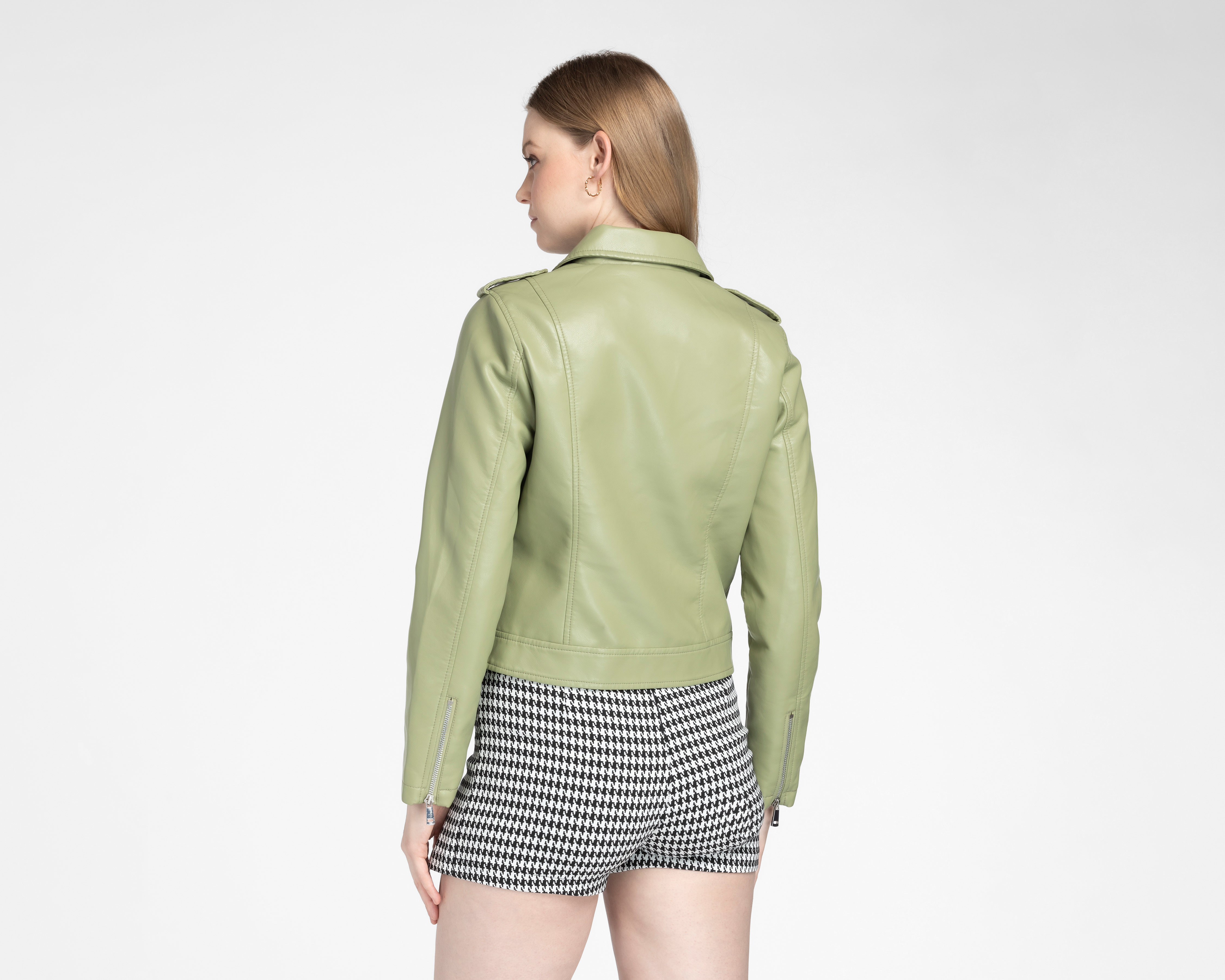 Foto 4 pulgar | Foto 3 | Chamarra Jennifer Lopez con Cierres Asimétrico