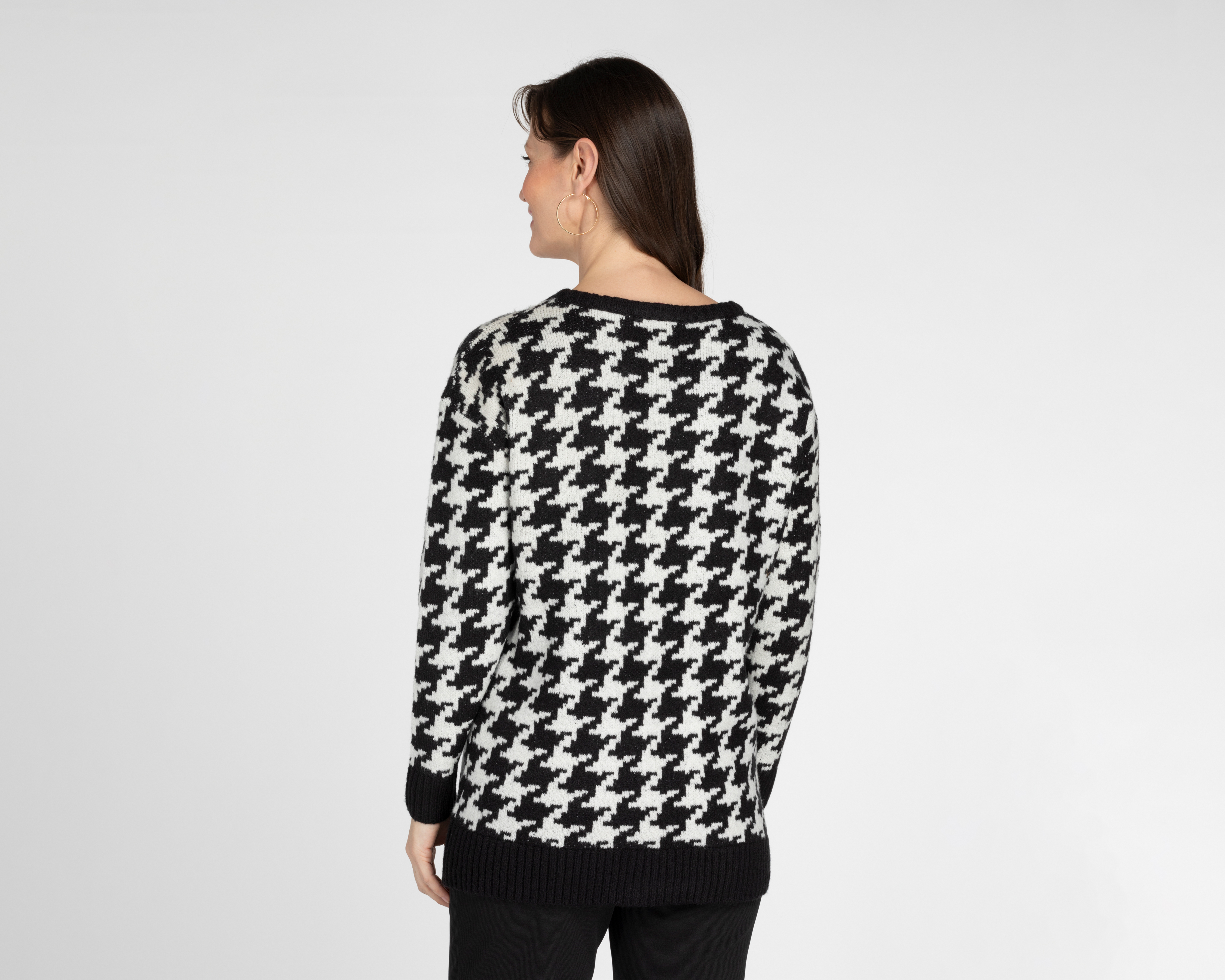 Foto 4 pulgar | Foto 3 | Suéter Sahara Negro Cuello Redondo