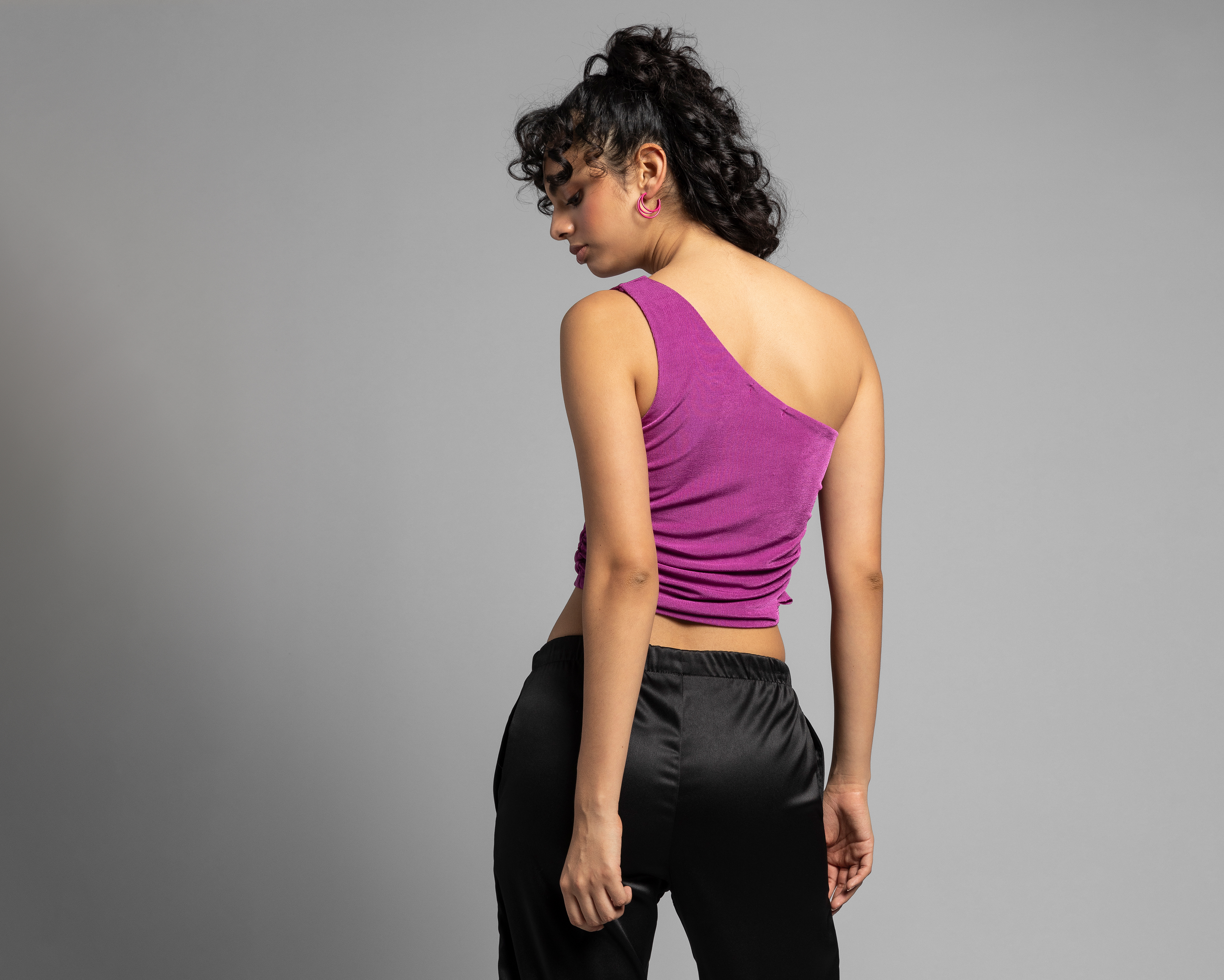 Foto 4 pulgar | Foto 3 | Crop Top Thinner Rosa Fucsia Hombro Descubierto