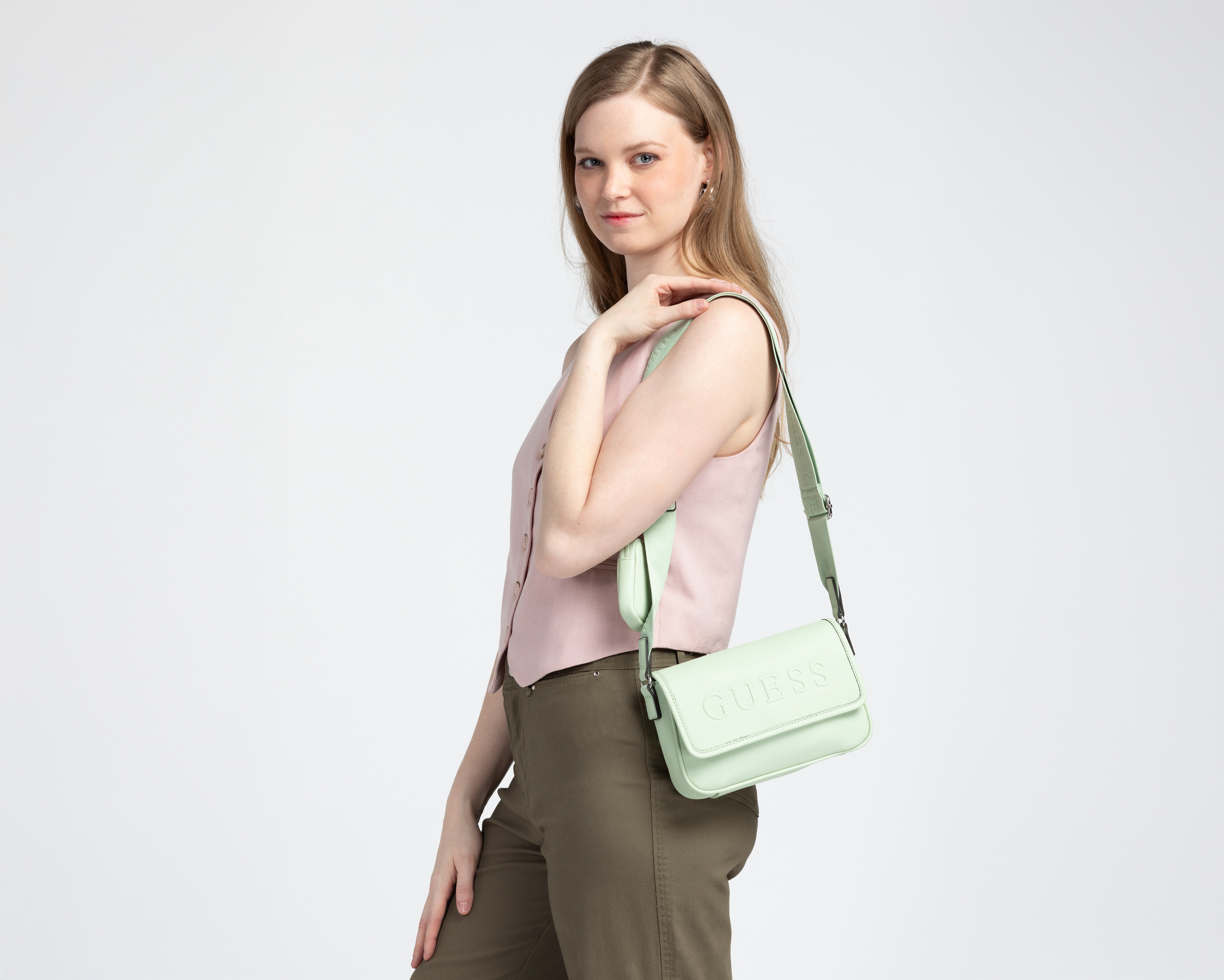 Foto 8 pulgar | Foto 7 | Bolsa Cruzada Guess Haddington