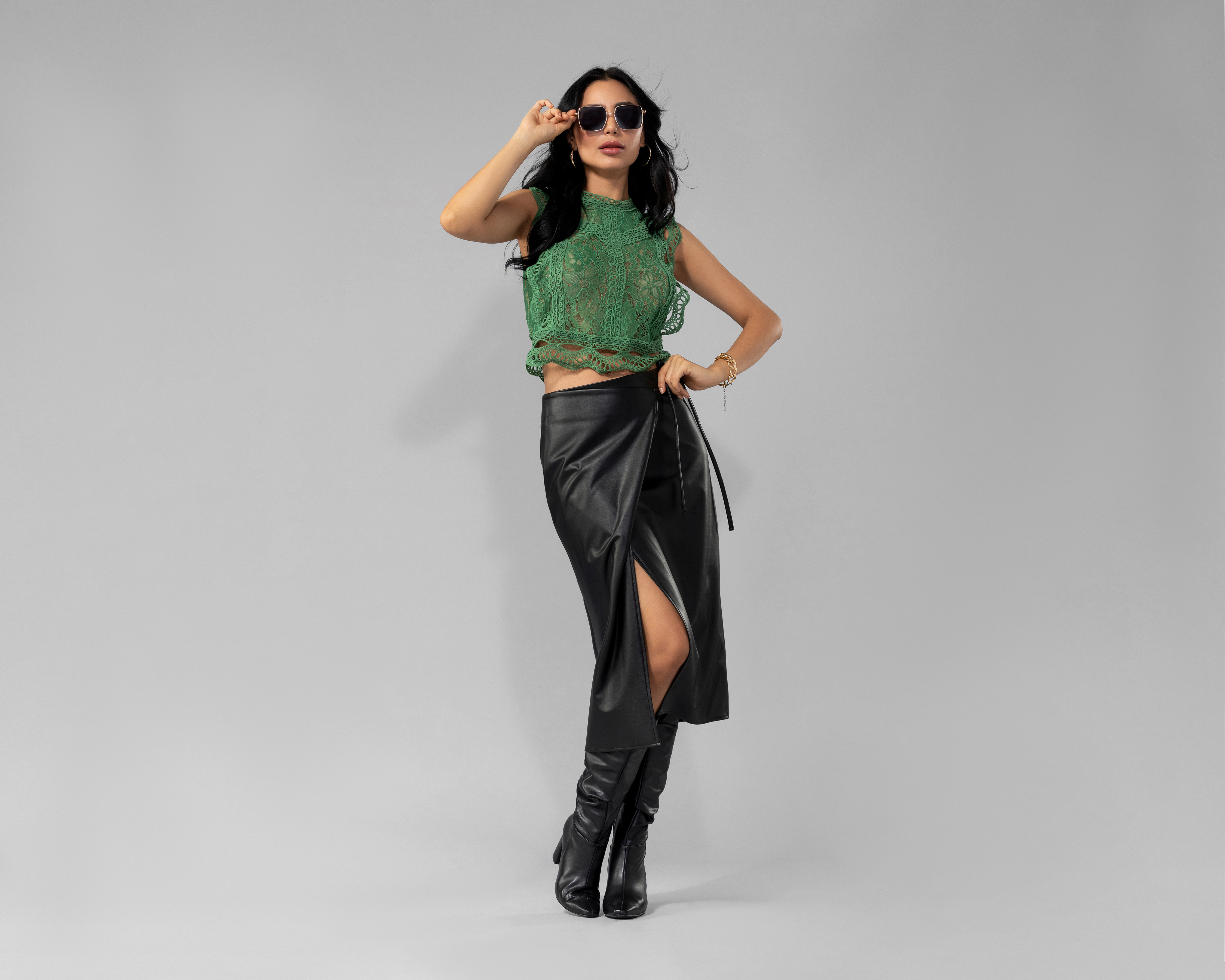 Foto 2 pulgar | Foto 1 | Blusa Jennifer Lopez sin Manga con Encaje