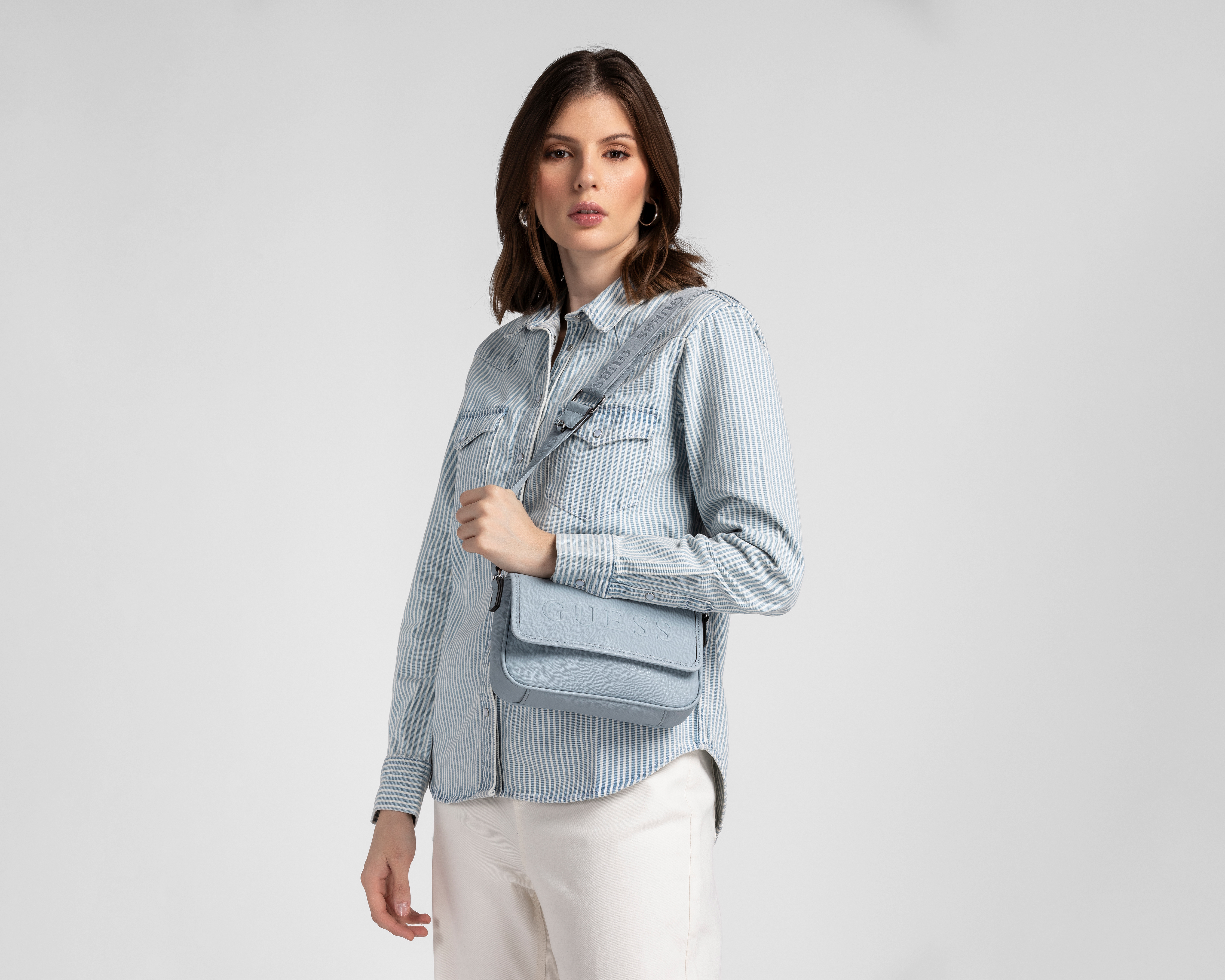 Foto 8 pulgar | Foto 7 | Bolsa Cruzada Guess con Monedero