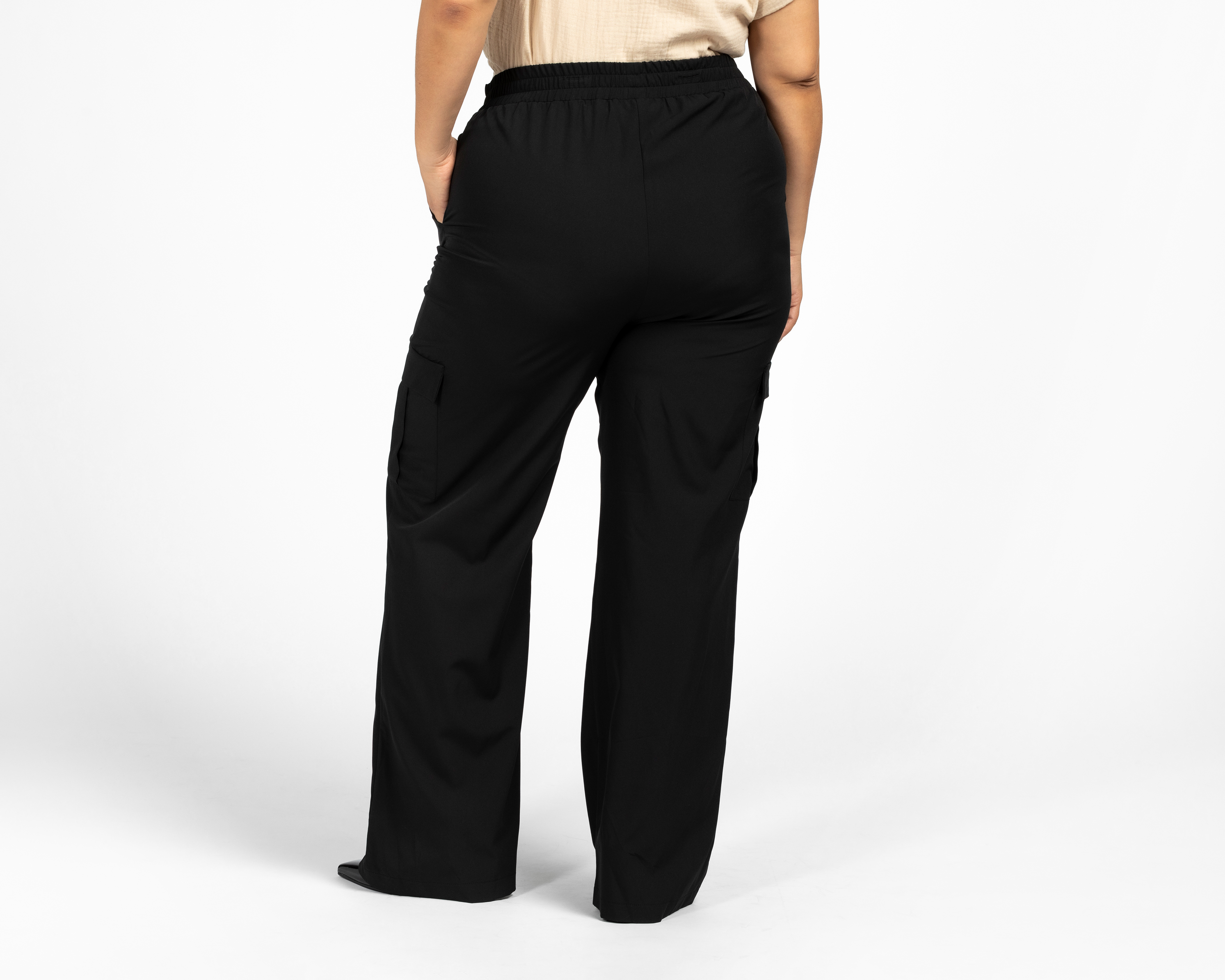 Foto 4 pulgar | Foto 3 | Pantalón Cargo María Ferré Negro para Mujer