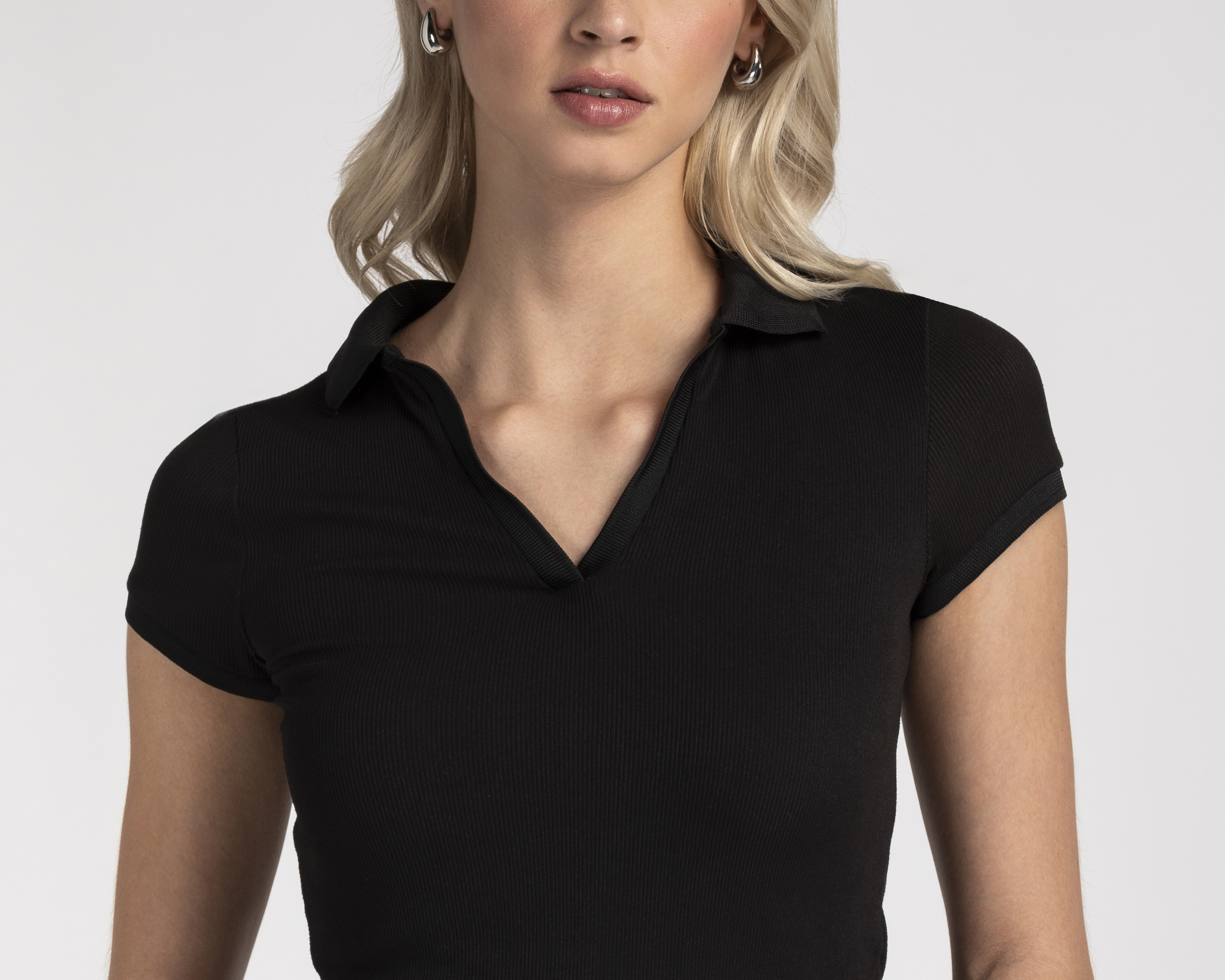 Foto 5 pulgar | Foto 4 | Playera Polo Refill Negra para Mujer