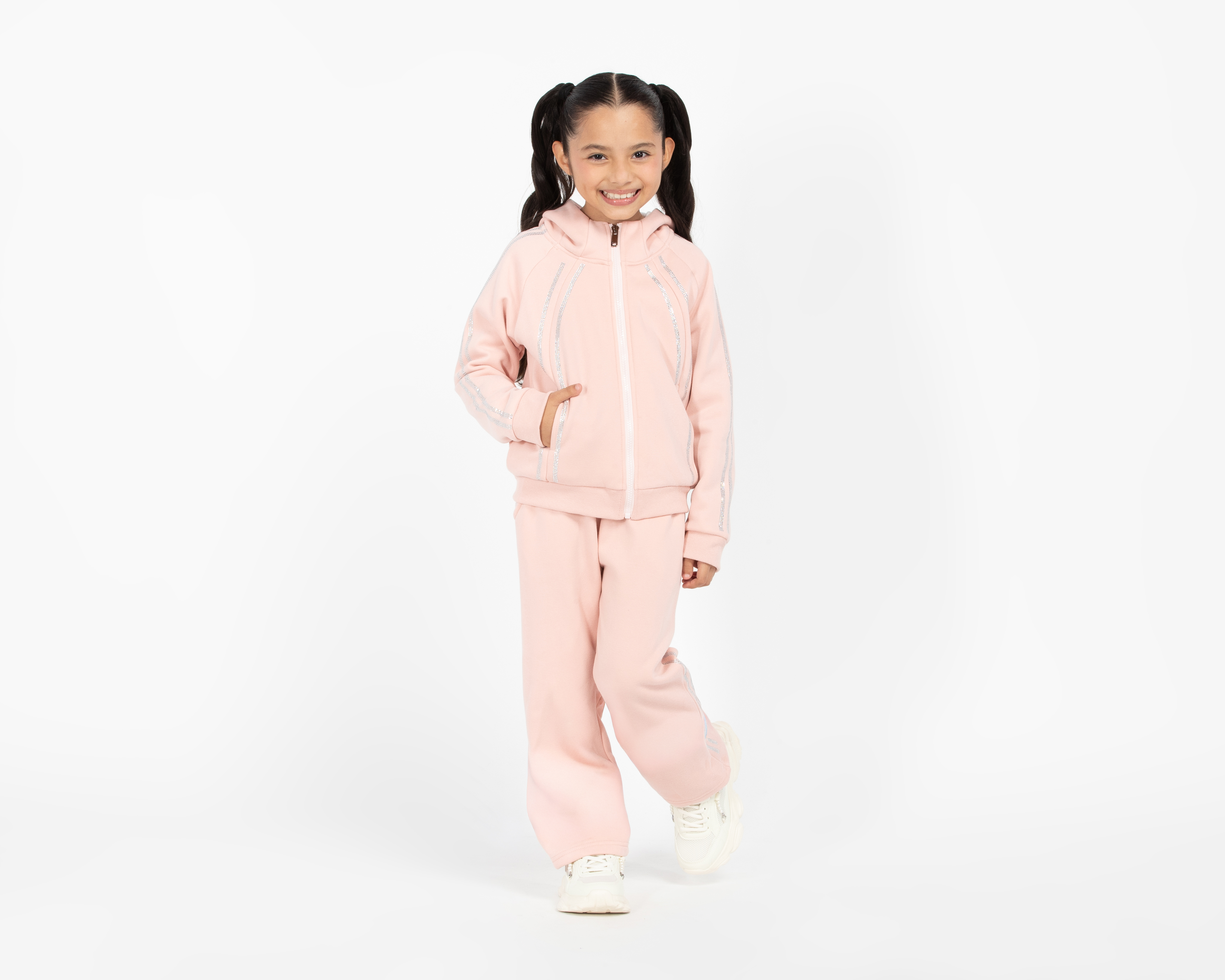 Foto 2 pulgar | Foto 1 | Chamarra y Pants Girls Attitude para Niña