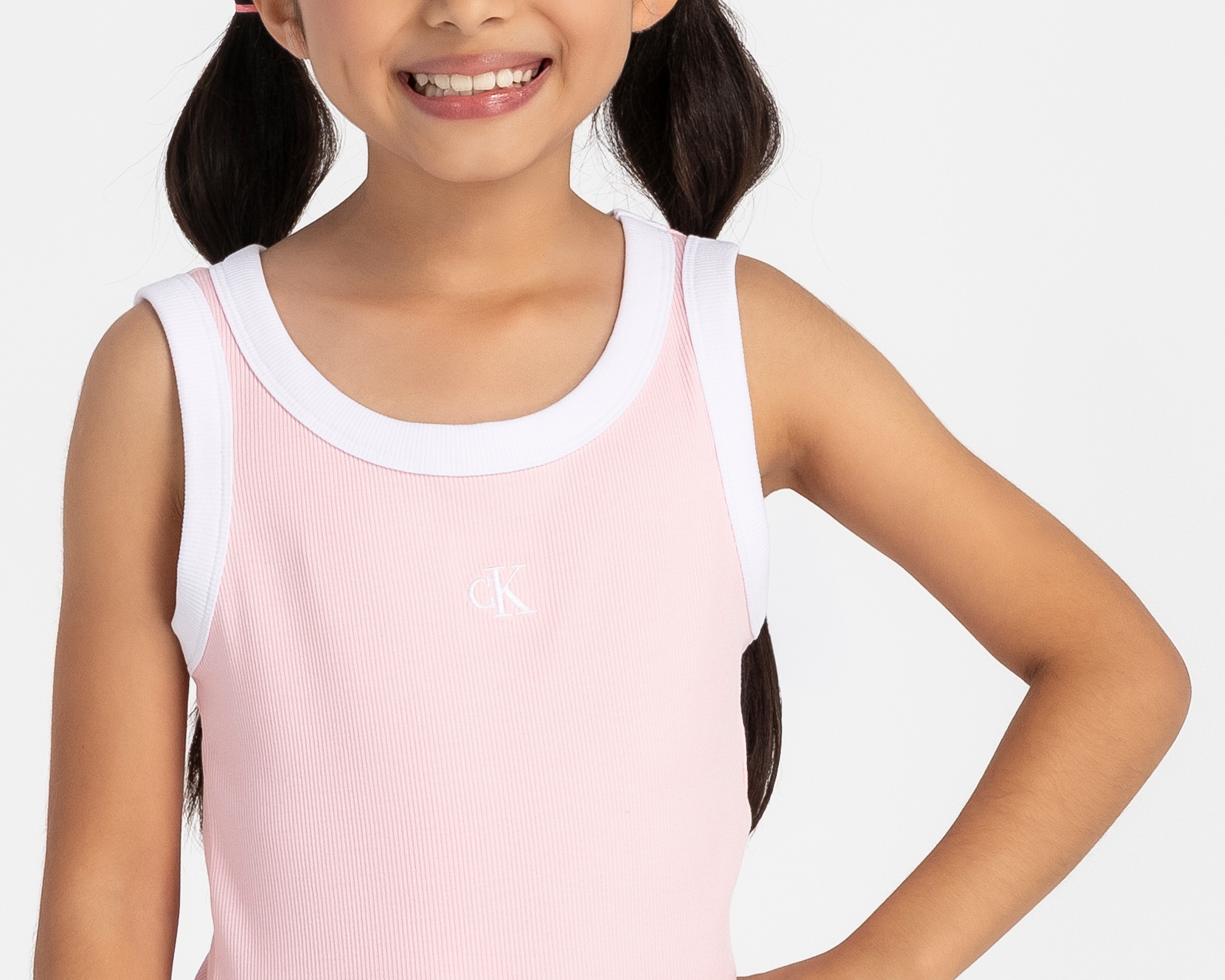 Foto 5 pulgar | Foto 4 | Playera de Cuello Redondo Rosa Calvin Klein para Niña