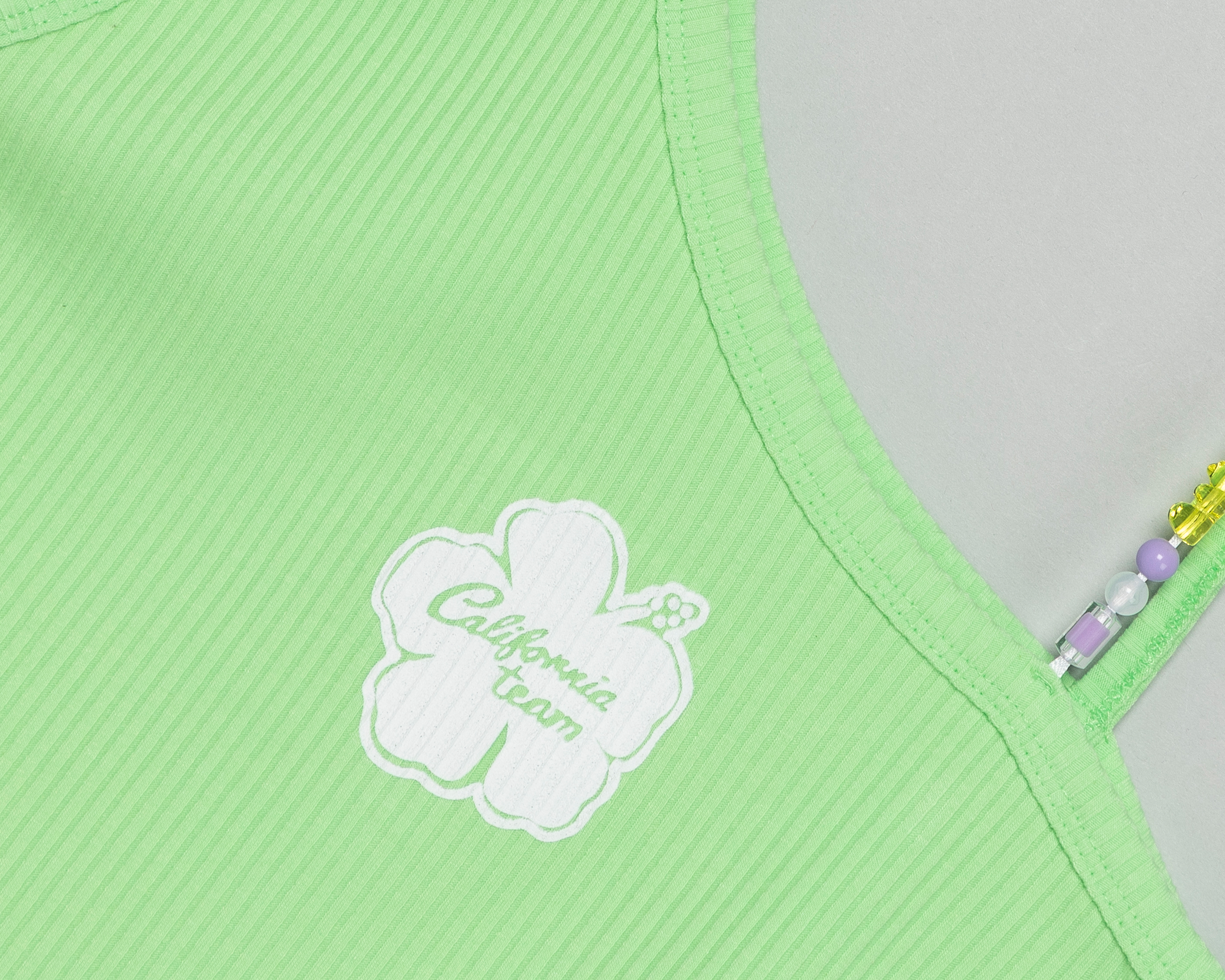 Foto 4 pulgar | Foto 3 | Playera de Cuello Asimétrico Verde Girls Attitude para Niña