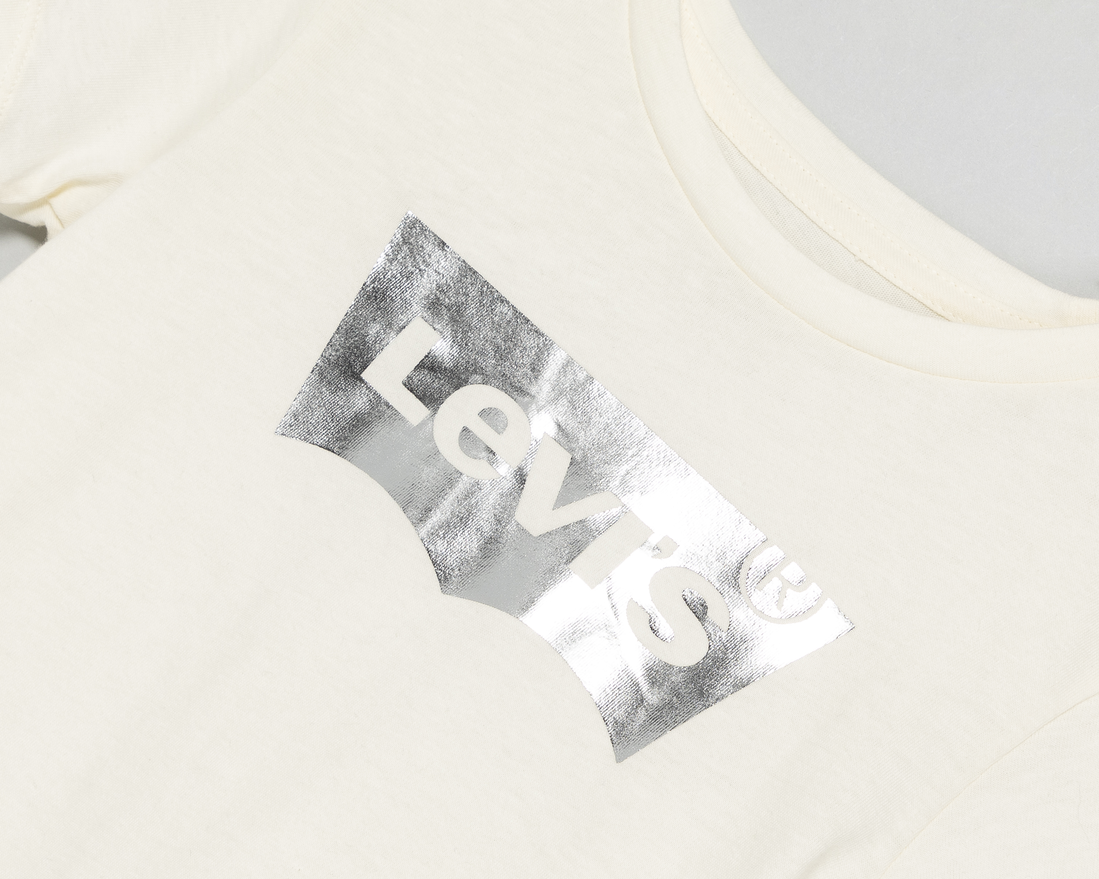 Foto 4 pulgar | Foto 3 | Playera de Cuello Redondo Blanca Levi's Juvenil