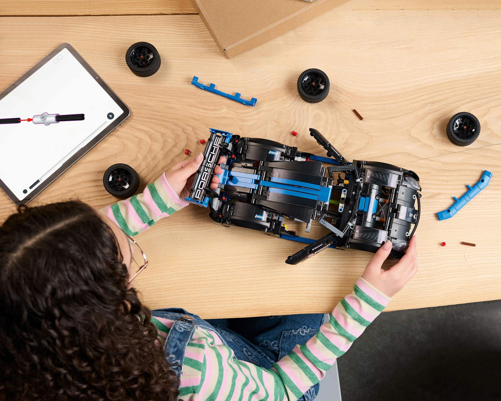 Foto 5 pulgar | Foto 4 | LEGO Auto de Carreras Technic Porshe GT4 e-Performance