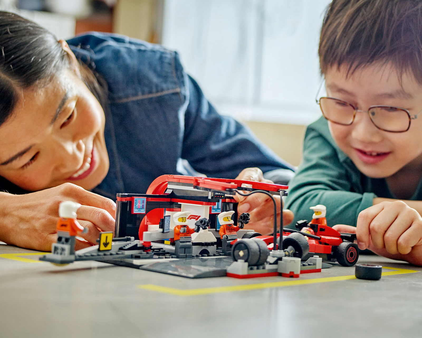 Foto 5 | Foto 5 | LEGO Parada en Boxes de F1 y Equipo de Mecánicos con Coche Ferrari