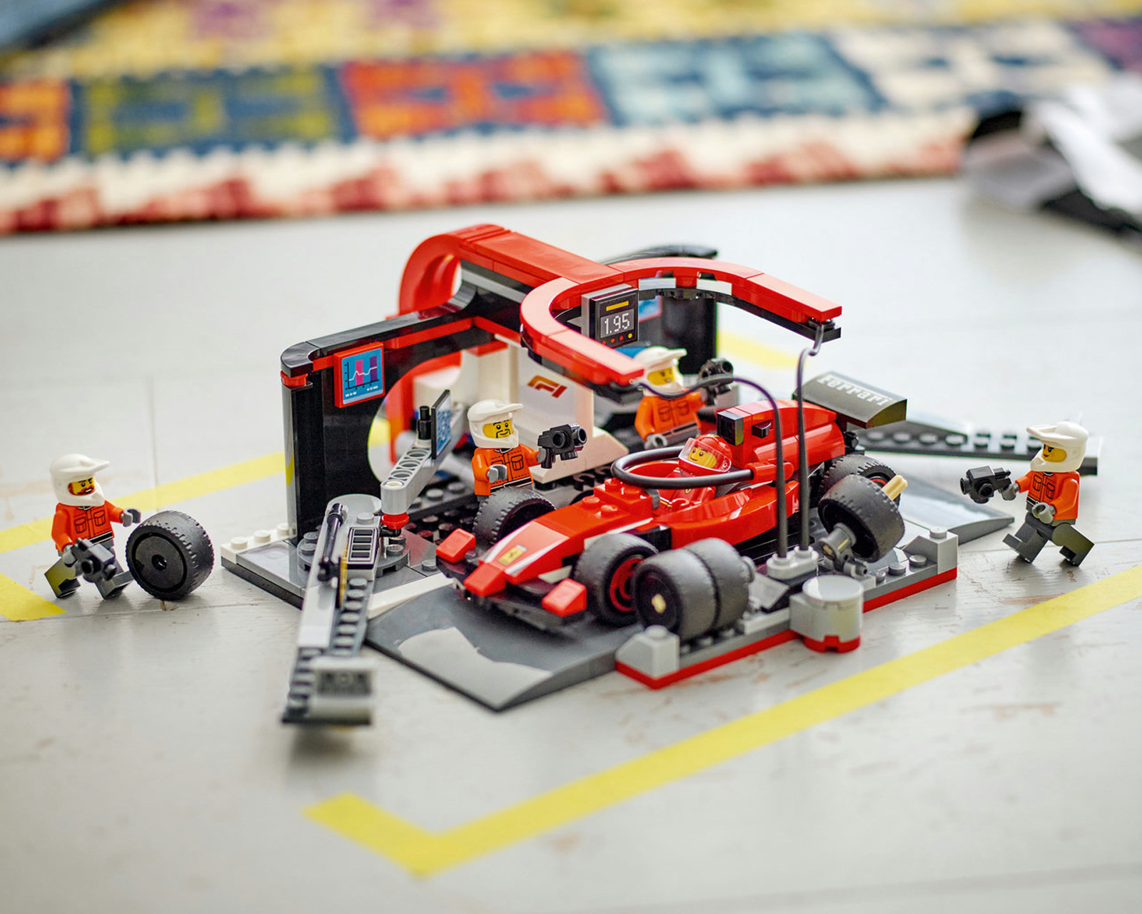 Foto 7 pulgar | Foto 6 | LEGO Parada en Boxes de F1 y Equipo de Mecánicos con Coche Ferrari