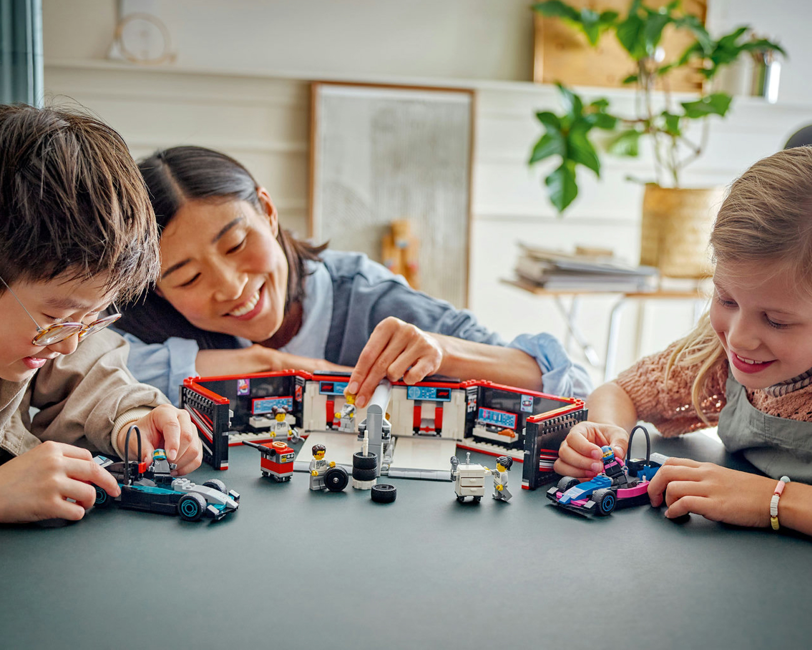 Foto 6 pulgar | Foto 5 | LEGO City: Garaje de F1 con Coches Mercedes-AMG y Alpine