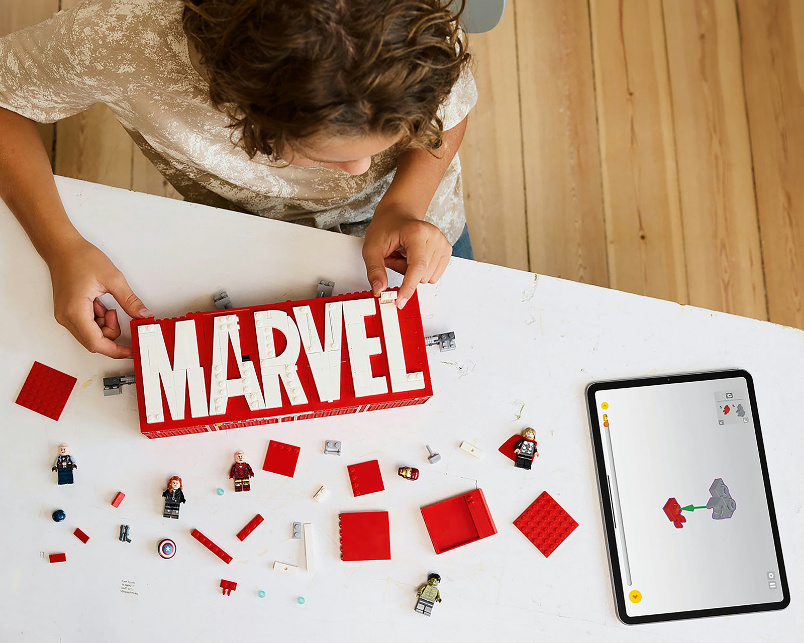 Foto 5 pulgar | Foto 4 | LEGO Marvel: Logotipo Marvel y Minifiguras