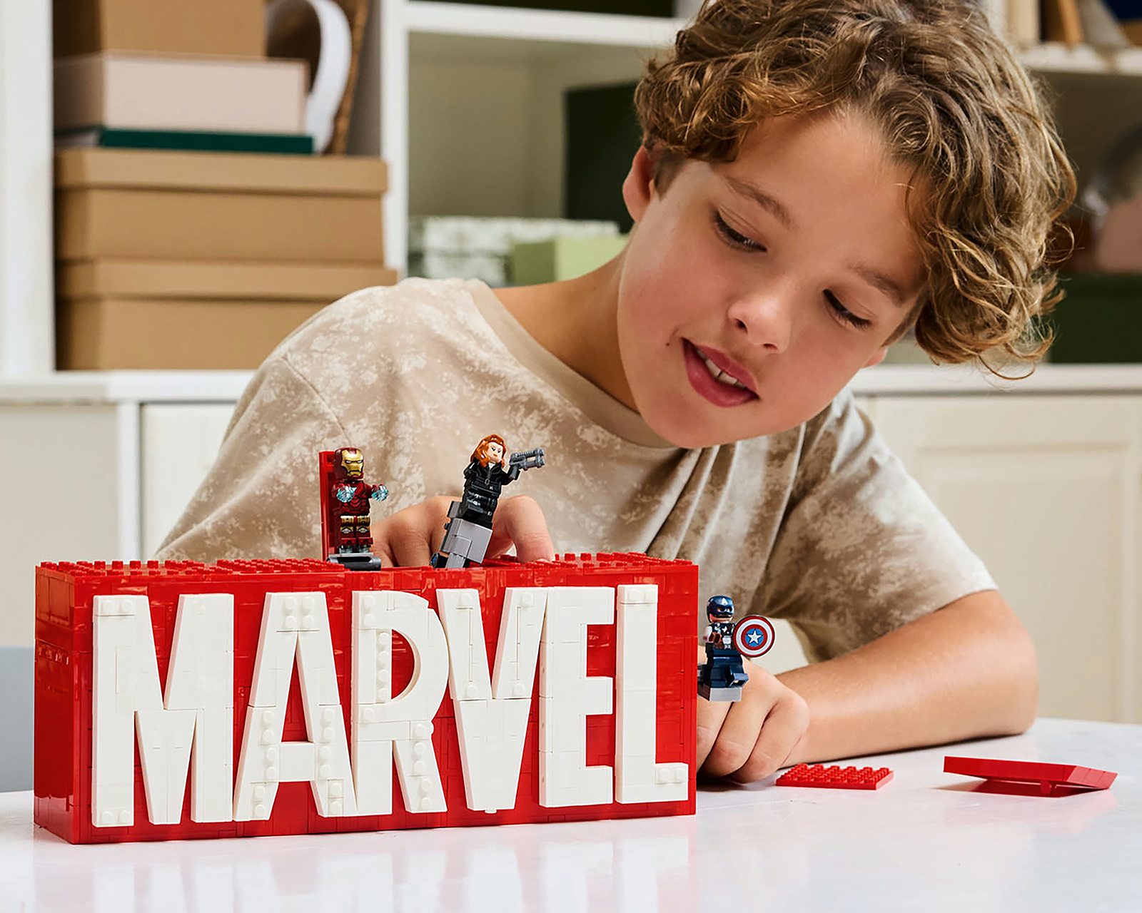 Foto 6 pulgar | Foto 5 | LEGO Marvel: Logotipo Marvel y Minifiguras