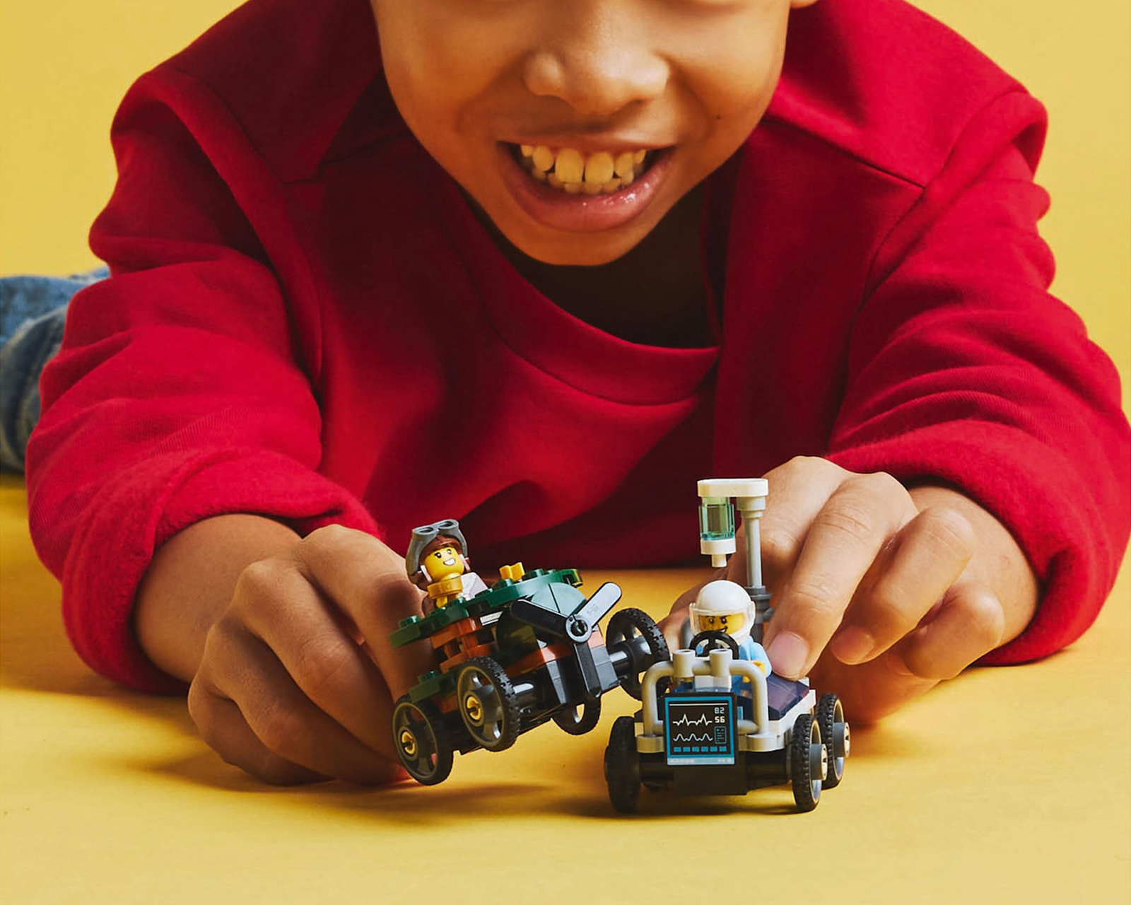 Foto 6 pulgar | Foto 5 | LEGO City: Pack de Coches de Carreras Avión vs Cama de Hospital