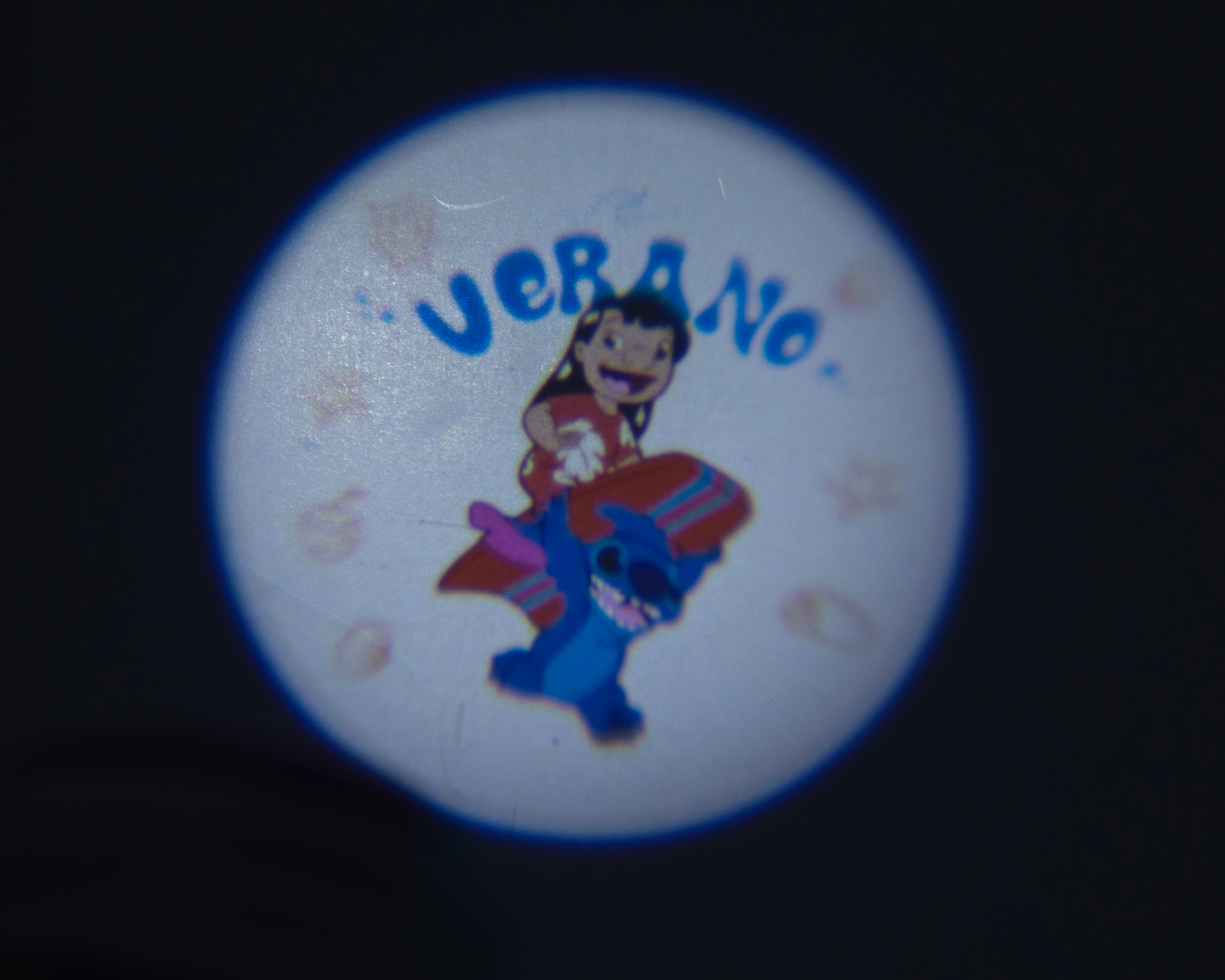 Foto 4 pulgar | Foto 3 | Proyector de Luz Portátil Disney Stitch